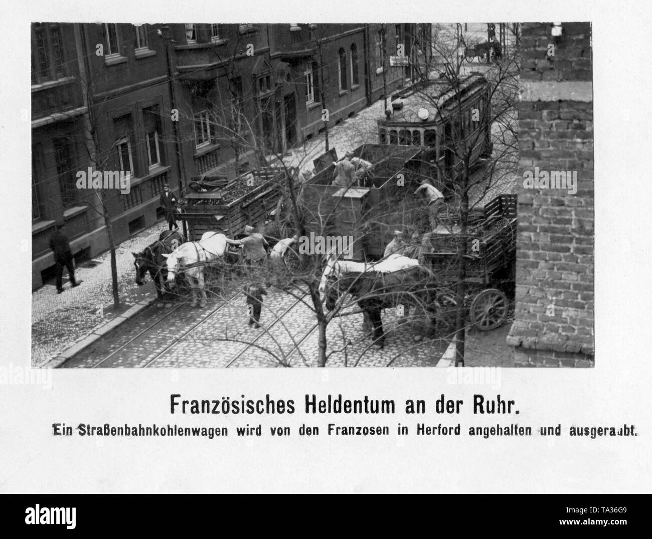 Soldati francesi frequentemente confiscare le risorse preziose come il carbone. Gli occupanti ha fermato la vettura del tram e sequestrato il contenuto. Foto Stock