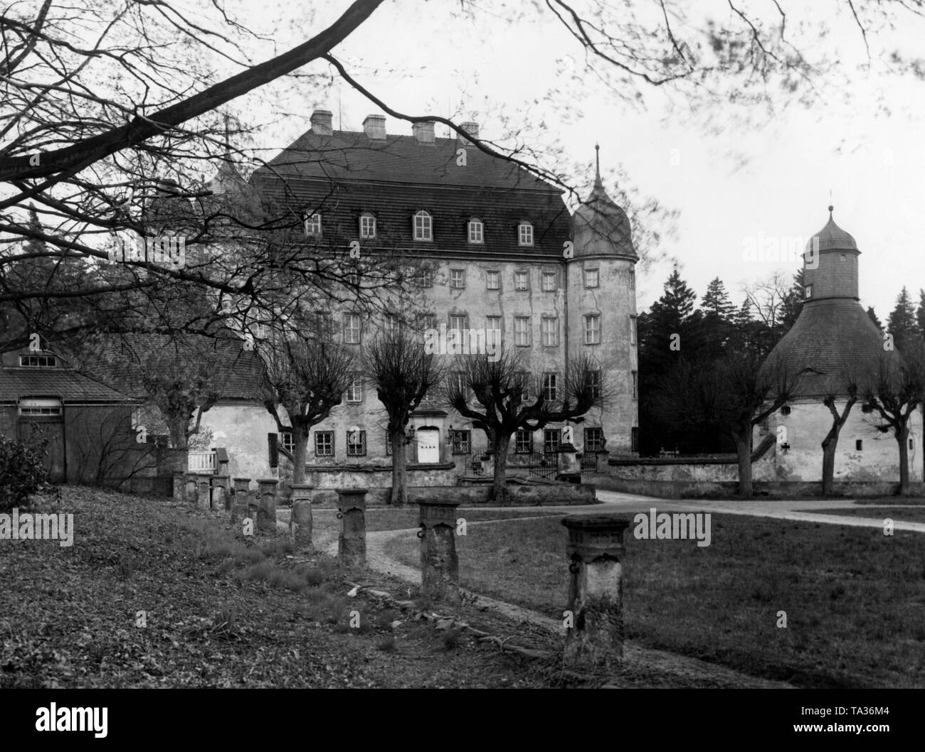 Vista del viale di accesso e il castello della station wagon Guteborn in Oberspreewald, Prussia. A destra è la cappella del castello. Foto Stock