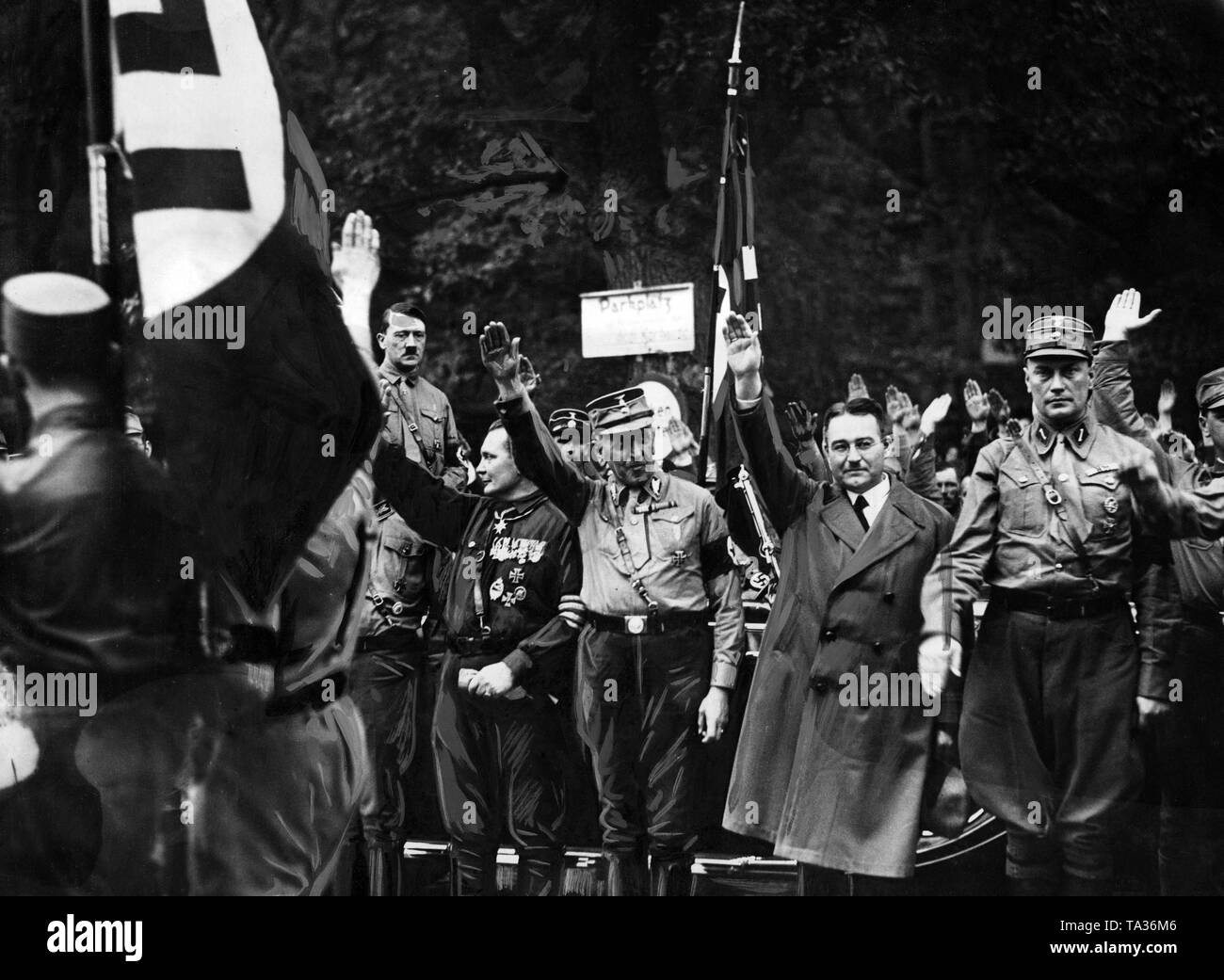 Adolf Hitler, Hermann Goering, sconosciuto, il Brunswick il Primo Ministro Dietrich Klagges, Wilhelm Brueckner (l'Aiutante di Hitler, da sinistra a destra) nella riunione di Harzburg anteriore. A destra in corrispondenza del bordo, Alfred Rosenberg. Foto Stock