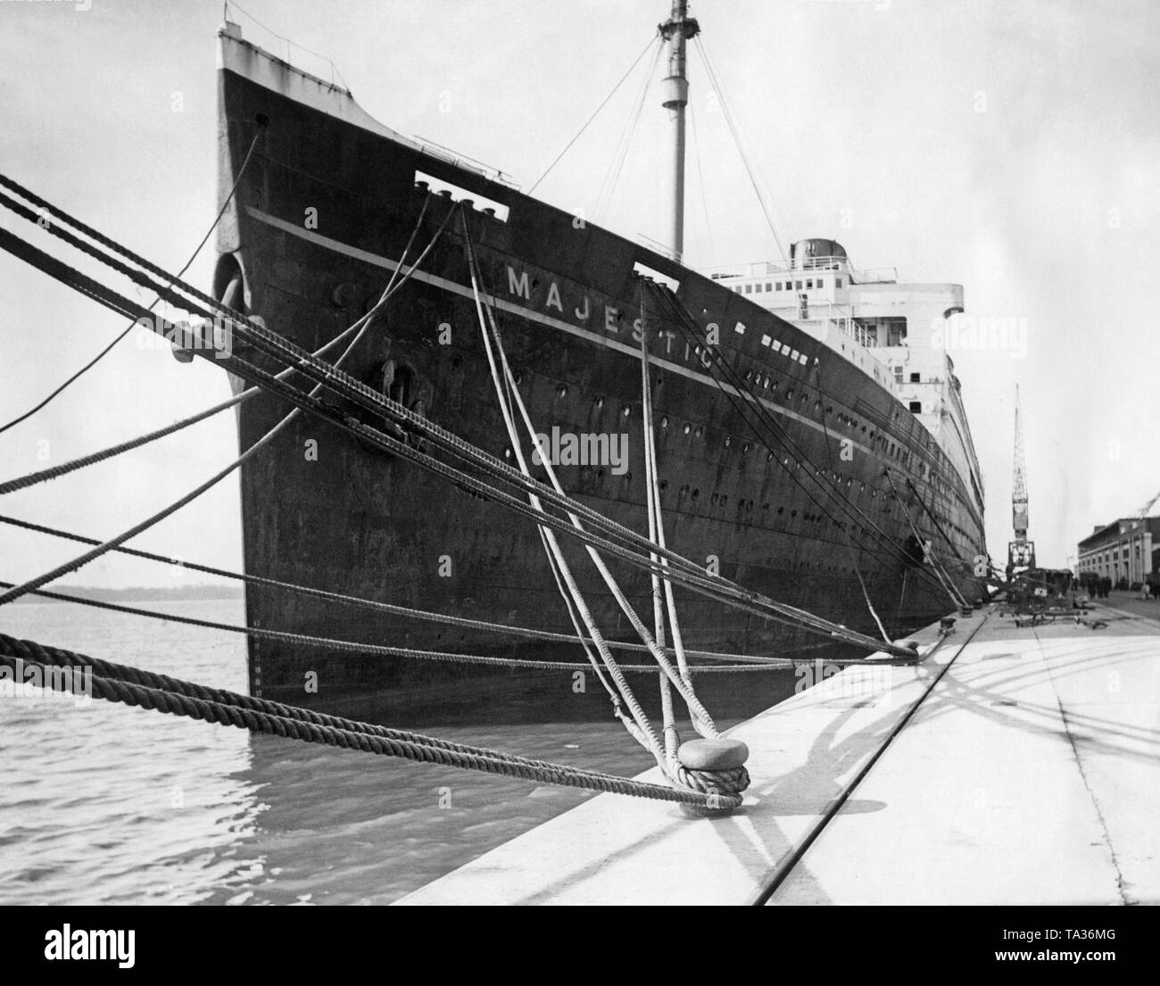 L'RMS 'Majestic' della White Star Line presso la banchina del porto di Southampton con montanti accorciato e camini appena prima di essere rinominato 'Caledonia". Foto Stock