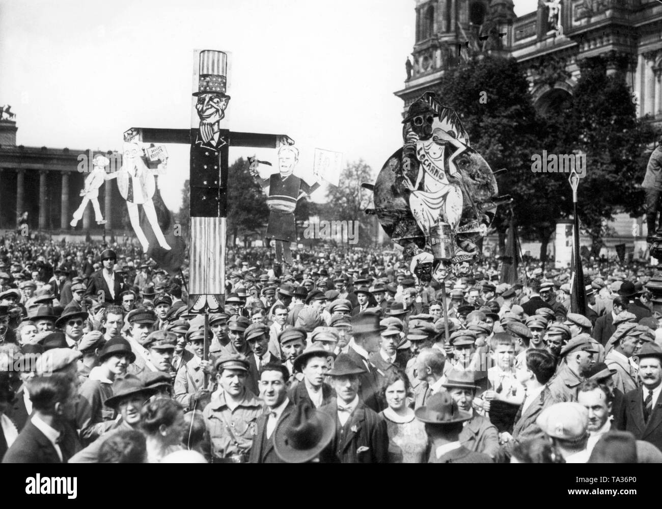 Marzo del Partito Comunista il giorno di maggio . Ci sono manifesti di protesta contro i trattati di Locarno (a destra) e il dollaro americano prestiti per rilanciare l'economia tedesca. Foto Stock