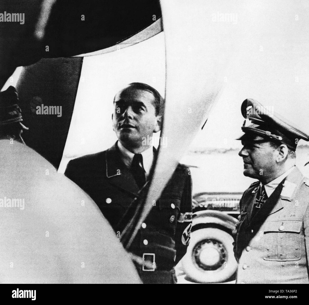 Albert Speer (sinistra) e Erhard Milch (destra) ispezionare una fabbrica di aerei. Foto Stock