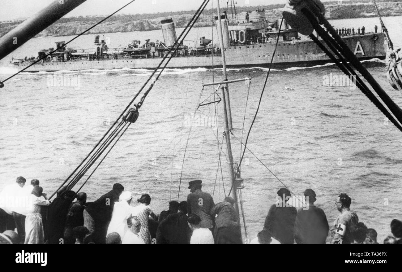 Foto del cacciatorpediniere repubblicano Almirante Anteguera (costruito nel 1935, Churruca classe) scortare un vettore di truppa al porto di Porto Cristo a Maiorca il 22 agosto 1936. Foto Stock