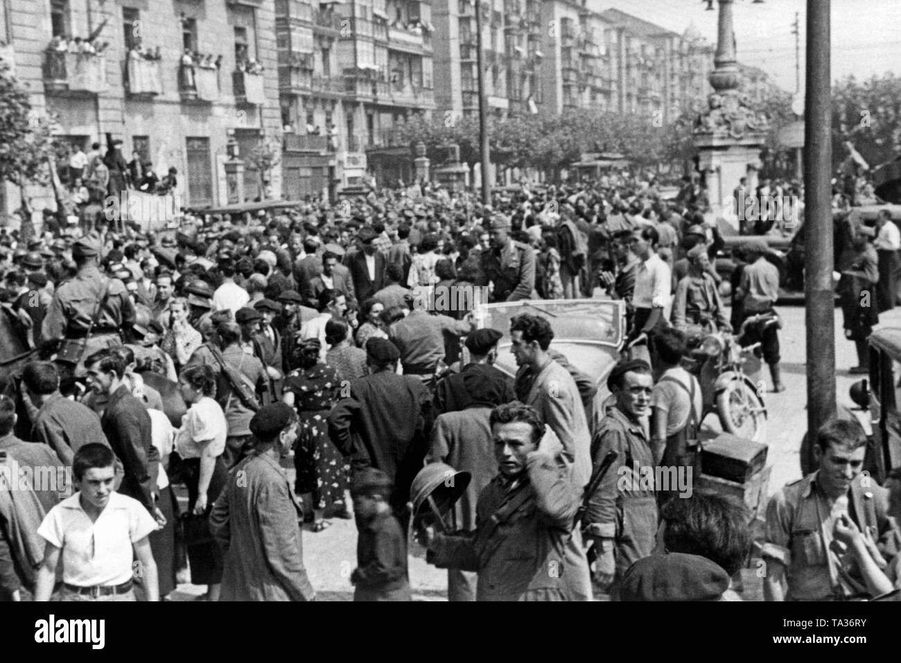 Civili e soldati della nazionale spagnola di truppe sono riuniti nella Plaza Mayor per ascoltare le ultime notizie sulla radio poco dopo la conquista di Santander (26.08.1937) il 6 settembre. Foto Stock