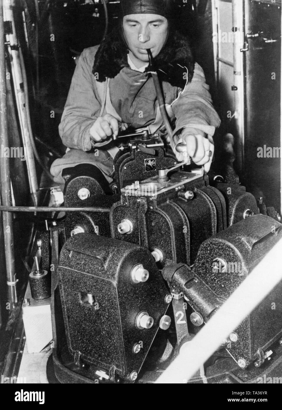 Foto di una fotocamera di uomo-esercizio di un antenna gigante fotocamera. Qui, l'antenna fotocamera è stata utilizzata per creare una nuova mappa della California. Grazie alla innovativa ten-sistema di lenti, un'area di ??2000 kmq potrebbe essere il colpo da la massima altitudine. Il cameraman deve utilizzare un dispositivo di ossigeno per un facile respirare a causa dell'altezza fino a raggiungere la stratosfera. Foto Stock