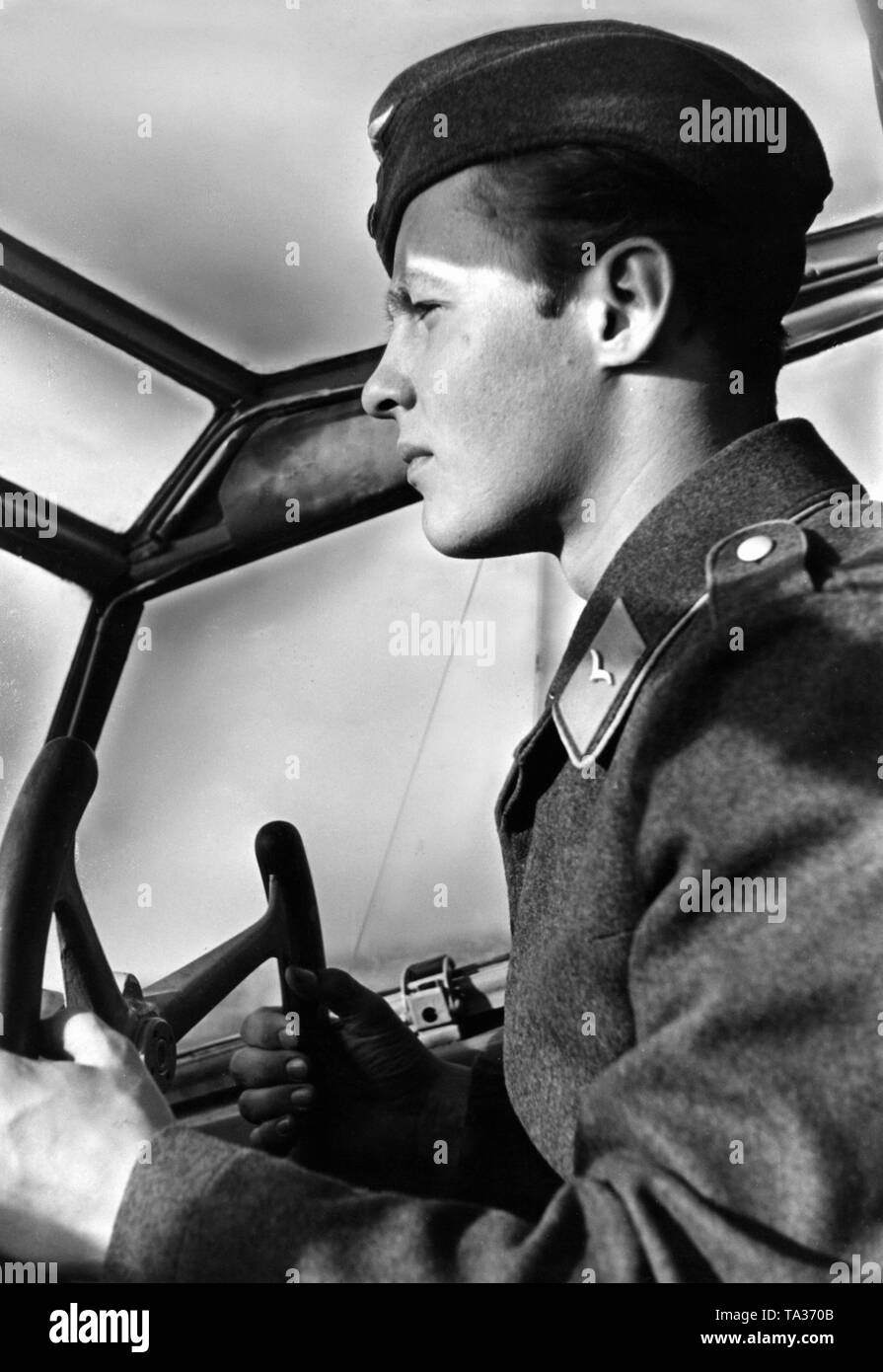 Filmstill presumibilmente dal film 'D III 88' dal 1939. Pilota al rango di Aircraftman di seconda classe della Luftwaffe in cabina di pilotaggio di un aereo. Foto Stock