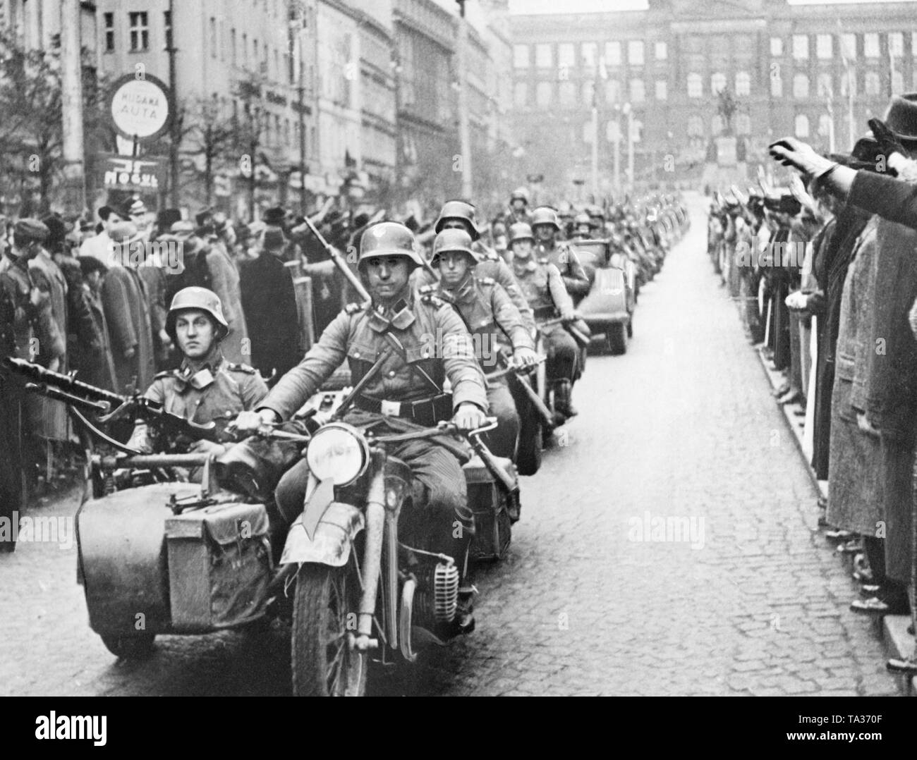 La SS Leibstandarte (guardia del corpo) restituisce a Praga dopo la sua distribuzione sul fronte orientale. I soldati con unità di motocicli e sidecar tra Piazza San Venceslao. Hitler inizia la II Guerra Mondiale attaccando la Polonia in settembre. Foto Stock