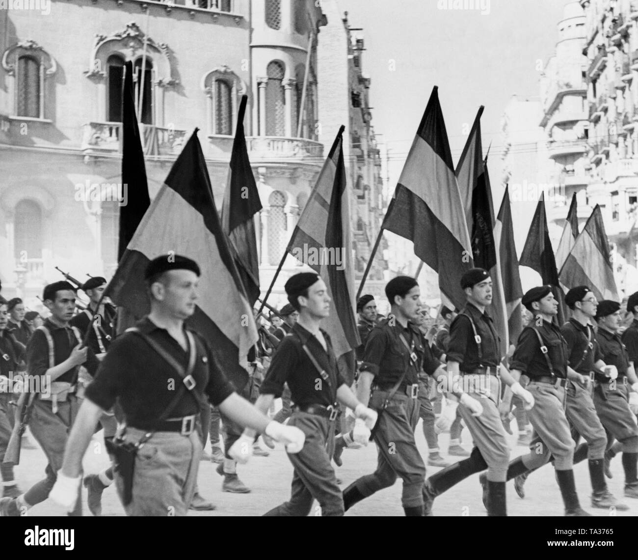 Un gruppo di Falangists del partito fascista (Falange Española Tradicionalista de las JONS) in blu camicie al Victory Parade dopo l invasione di Barcellona nel marzo 1939. Foto Stock