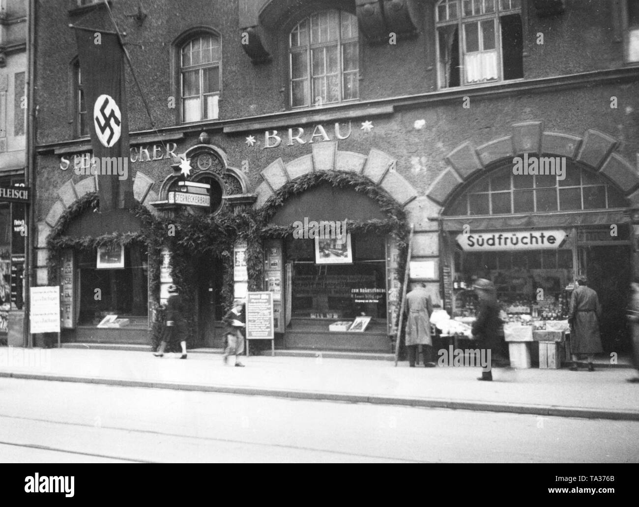 Vista del Sterneccurbraeu decorata con una svastica bandiera, fondatori e luogo della NSDAP e il primo ufficio del partito (Foto non datata). Foto Stock