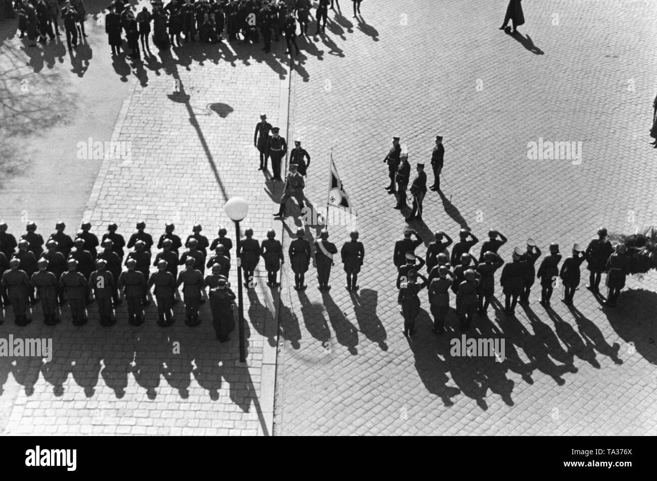 Adolf Hitler ispeziona la guardia d'onore. Egli ha annunciato il Anschluss dell'Austria per il Reich tedesco al rally sulla Heldenplatz. Foto Stock