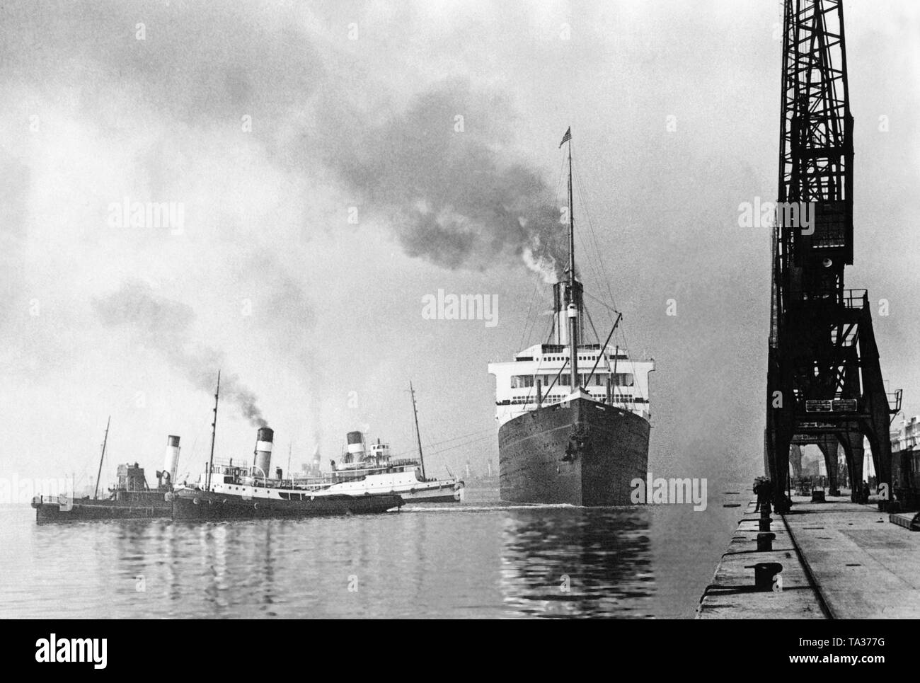 La ocean liner 'Majestic' della White Star Line lascia il Re Giorgio V Graving Dock presso il Porto di Southampton dopo la revisione di lavoro. Foto Stock