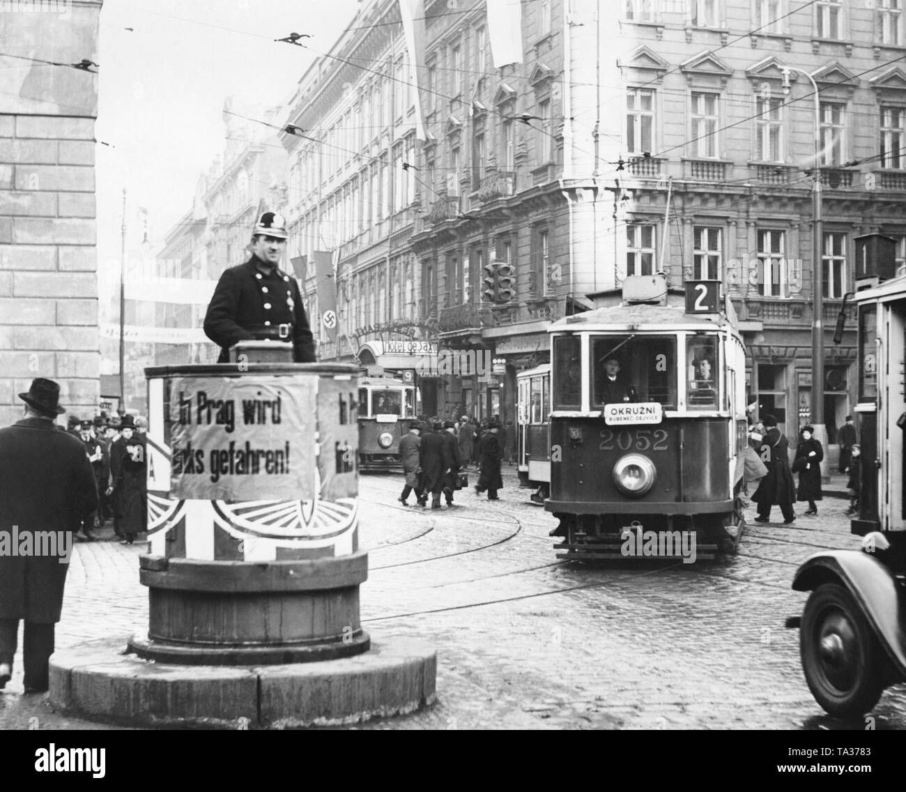 La circolazione a sinistra è in vigore nella Repubblica ceca fino alla occupazione tedesca. Dopo l'occupazione da parte della Wehrmacht, traffico lato destro sarà introdotto. Il poster di legge (traduzione in inglese): " guida a destra in Praga". Sei mesi dopo l'accordo di Monaco di Baviera, Hitler occupa le restanti aree di Boemia e Moravia e la prima Repubblica Slovacca è fondata sul suo comando. Foto Stock
