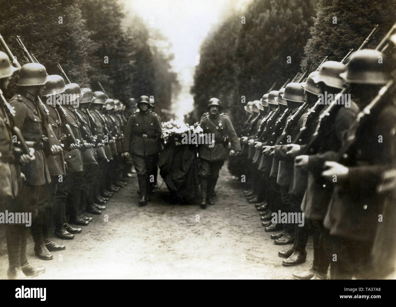 Il cerimoniale funebre di poliziotti uccisi nei combattimenti contro i comunisti. Reichswehr soldati e ufficiali di sicurezza formano una guardia d'onore. Foto Stock