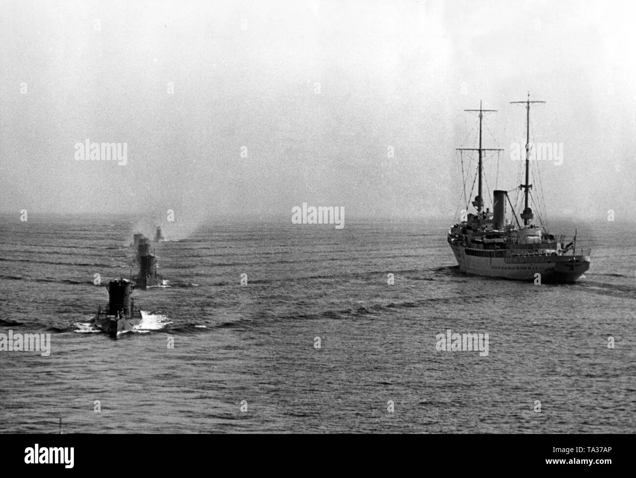 Nel Mar Baltico ha avuto luogo un esercizio con i sommergibili della Kriegsmarine tedesca prima di Grand Ammiraglio Dr. Raeder. La sfilata dei sottomarini del dottor Raeder visto dalla scheda del aviso 'griglia', Hitler's Parade nave. Foto Stock