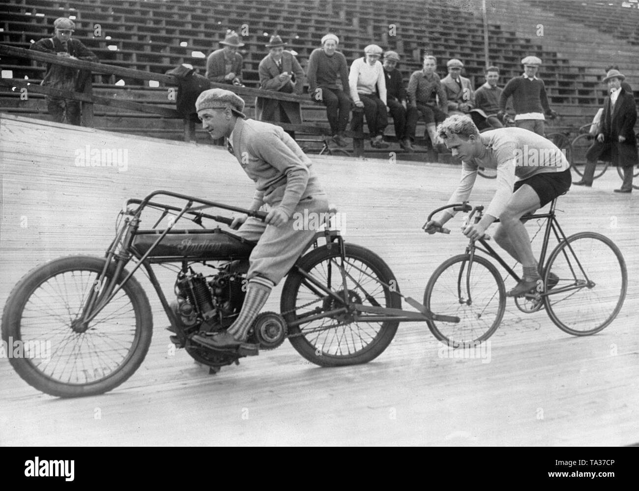 La via ciclista Bobby Walthour unità dietro la sua pacer George Chapman sulla pista ciclabile nel velodromo di Newark in New Jersey negli Stati Uniti. Foto Stock