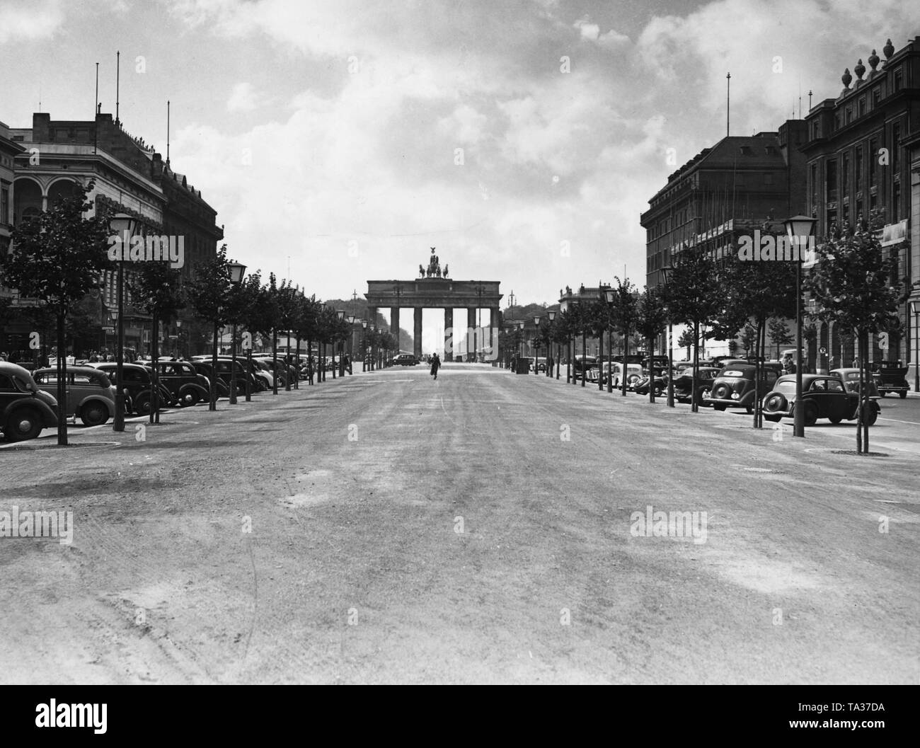 Viale Unter den Linden e la Porta di Brandeburgo (tedesco: Brandenburger Tor) a Berlino, in Germania il 1 agosto. 1939 Foto Stock