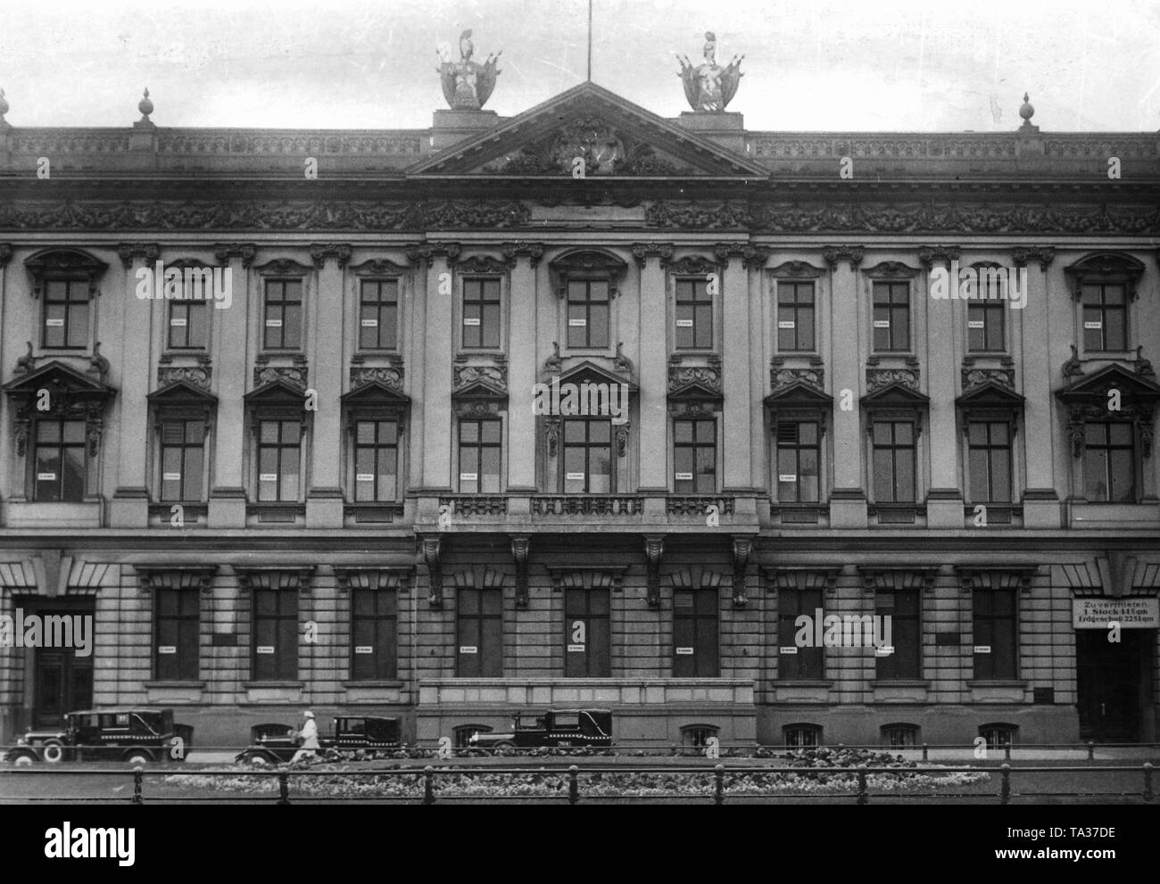 Il Palais am Pariser Platz è vuota e viene coperto con numerosi locatari voleva adesivi. Si tratta di un immagine tipica del periodo, numerosi palazzi ed edifici di uffici sono vuoti. Foto Stock