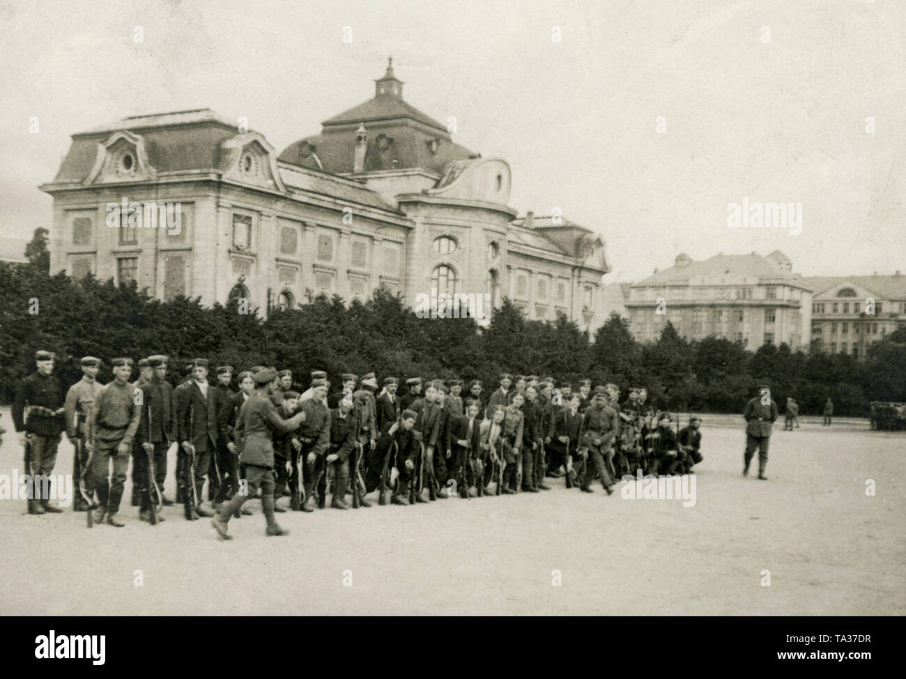 I soldati dei Freikorps " Ferro divisione", un gruppo di volontari formato da tedeschi e Tedeschi del Baltico, durante il Baltico Guerre di Indipendenza line up di fronte al Museo di Arte di Riga. Foto Stock