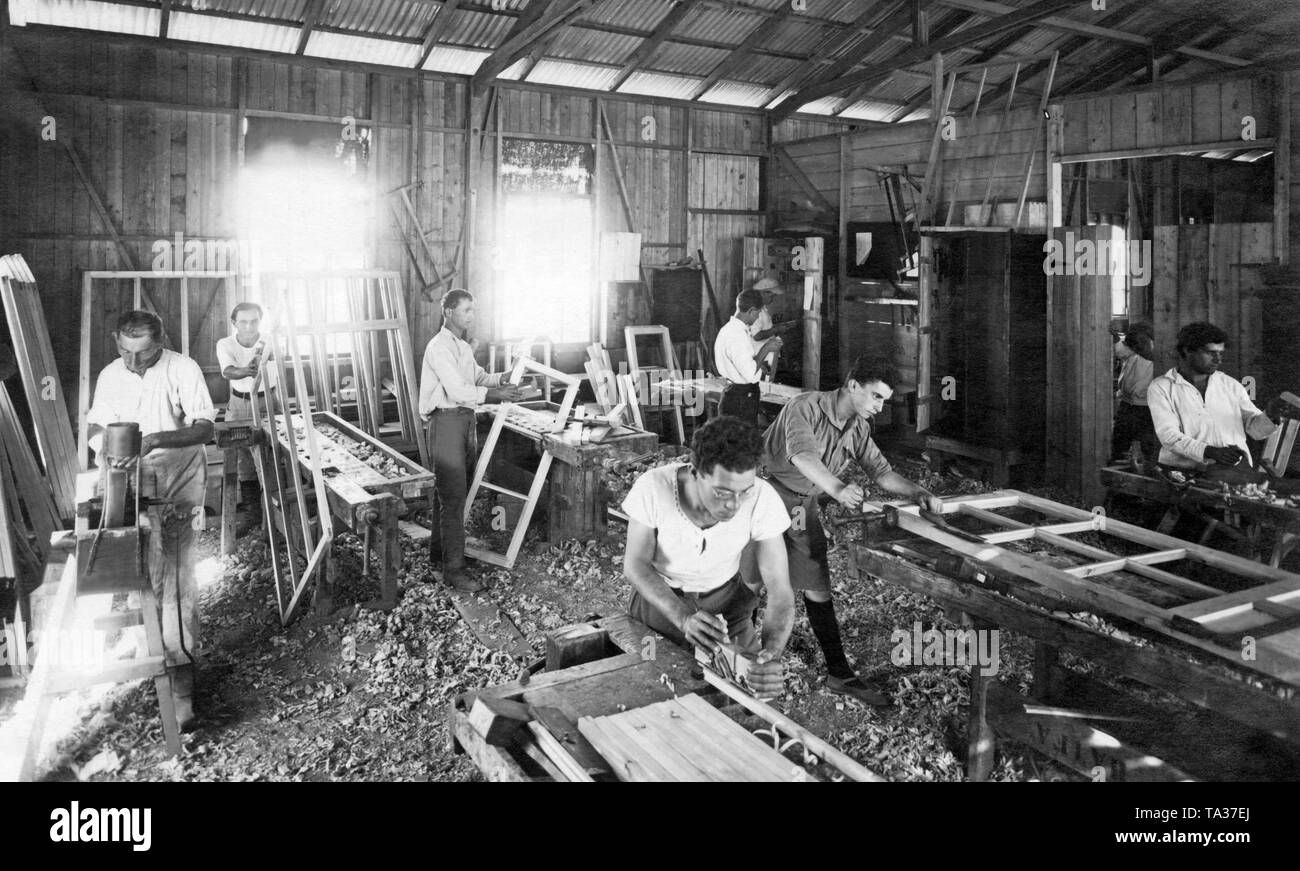 Il laboratorio di falegnameria del kibbuz 'En Harod' nel nord dell odierna di Israele, qui una foto dal mandato era, 1932. Foto Stock