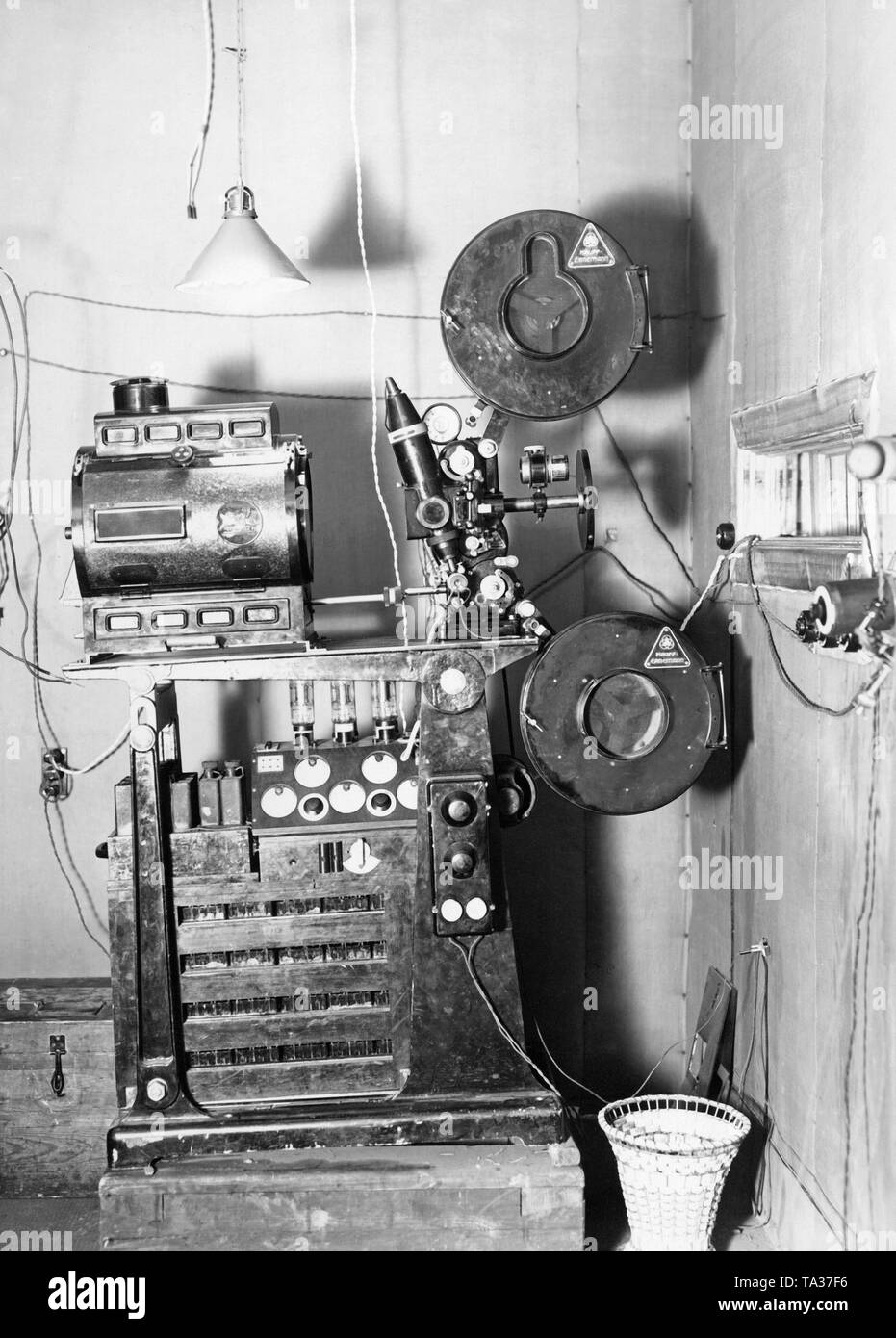 Questo suono proiettore film consisteva di rulli girevoli per le filmine, un proiettore ed un record giocatore. Foto non datata intorno al 1920s. Foto Stock