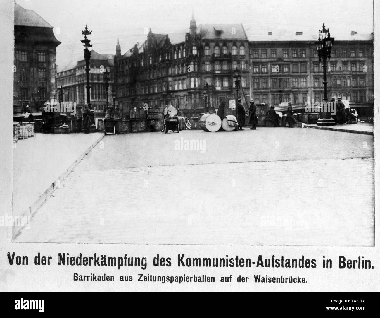 Nel corso dell'Maerzkaempfe di Berlino (marzo combatte) governo-fedele soldato bloccato il Waisenbruecke a Berlino. La Barricade è costituito per la maggior parte delle balle quotidiano. Foto Stock
