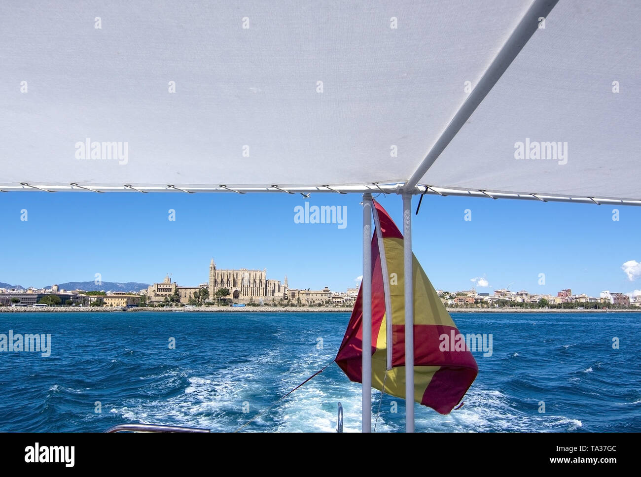 PALMA DI MALLORCA, Spagna - 20 Maggio 2019: Palma cattedrale La Seu dalla barca con bandiera spagnola in una giornata di sole il 20 maggio 2019 in Palma di Mallorca, Spagna. Foto Stock