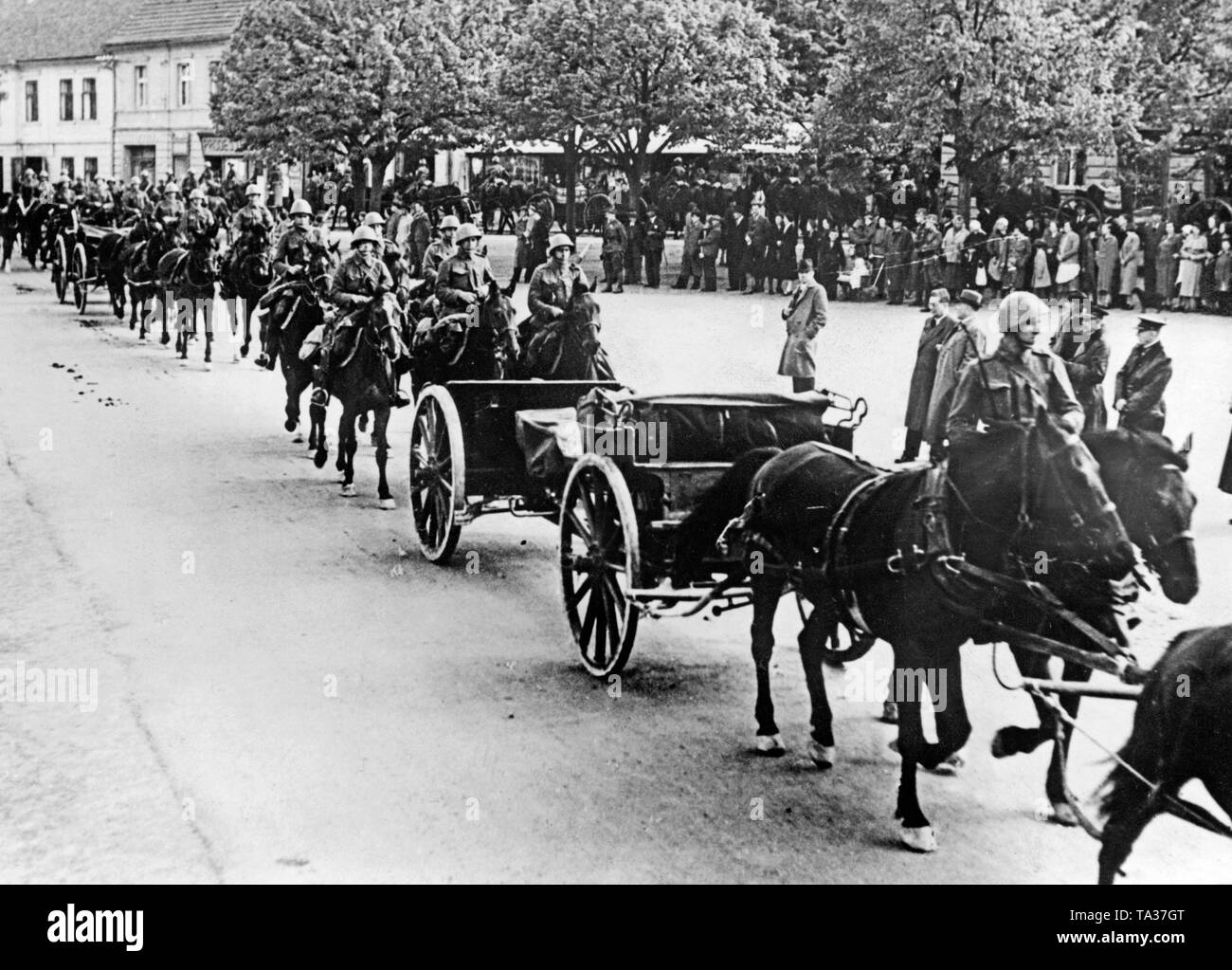 Repubblica ceca i soldati a cavallo attraverso un Sudeti città tedesca. Nel Sudetenland crisi, il Czechoslovaks e i tedeschi dei Sudeti lottano contro l'altra. Foto Stock