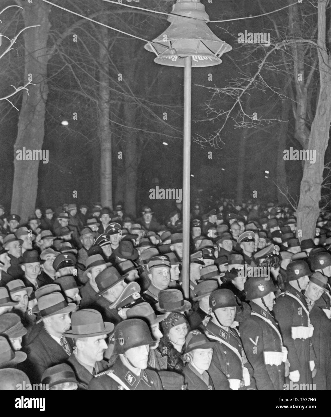 Il primo gruppo del Reichstag dopo il Anschluss dell'Austria per il Reich tedesco. Il parlato viene trasmesso aria aperta tramite altoparlanti. Foto Stock