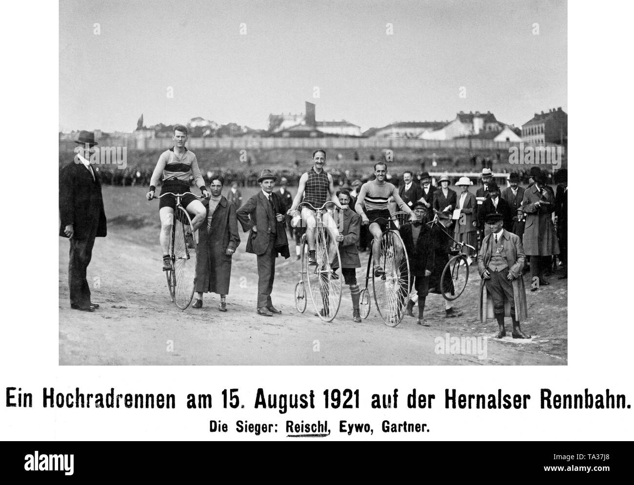 I tre partecipanti di una gara sono pronti per iniziare la gara sul Hernals racing via a Vienna il 15 agosto 1921. Foto Stock