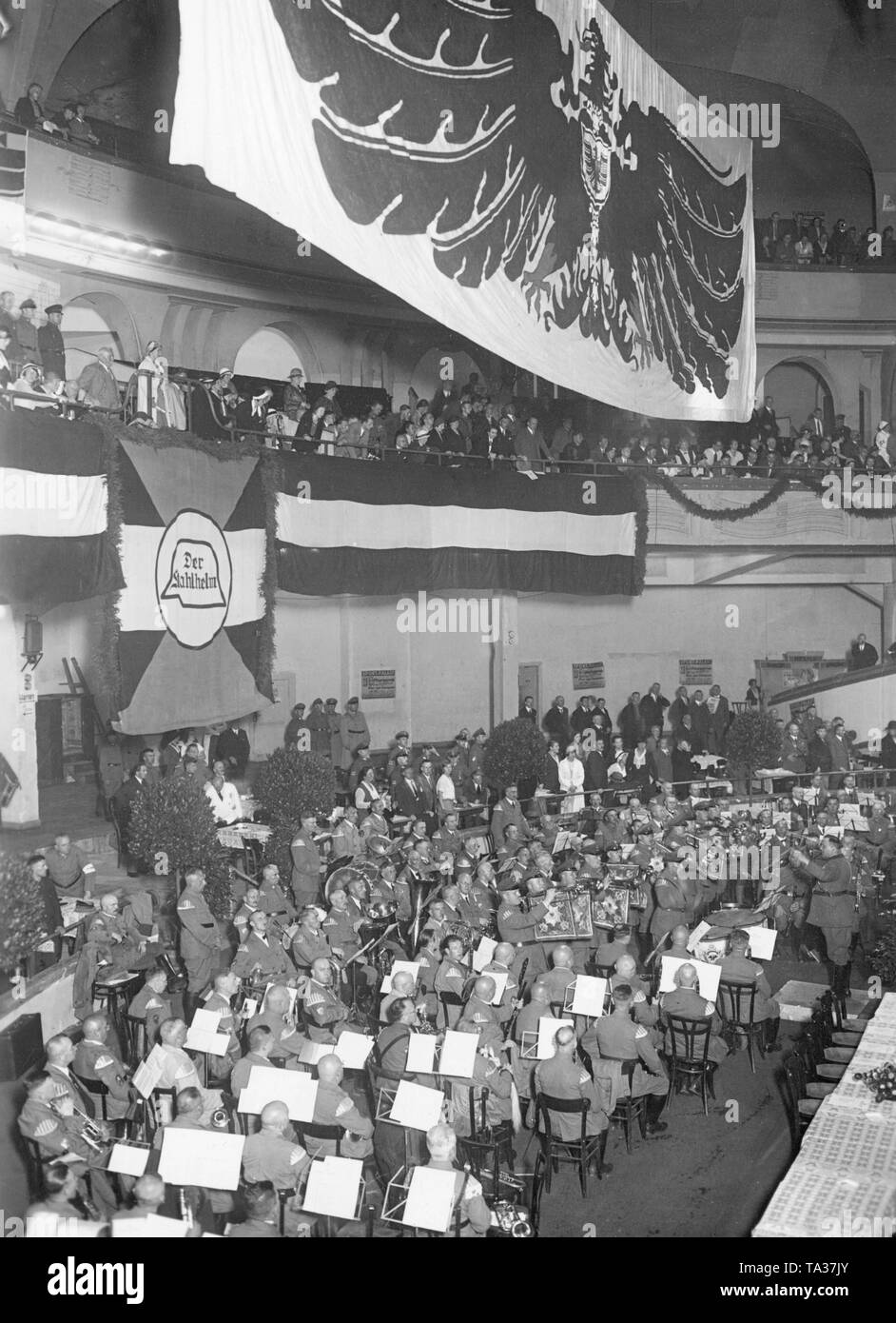 Nel quadro del XIII Reichsfrontsoldatentag il Stahlhelm detenute nel Sportpalast un rally, il primo evento pubblico a cui il leader Franz Seldte ha anche parlato. Qui, l'orchestra del Stahlhelm, che ha accompagnato la sera con spettacoli musicali. Foto Stock