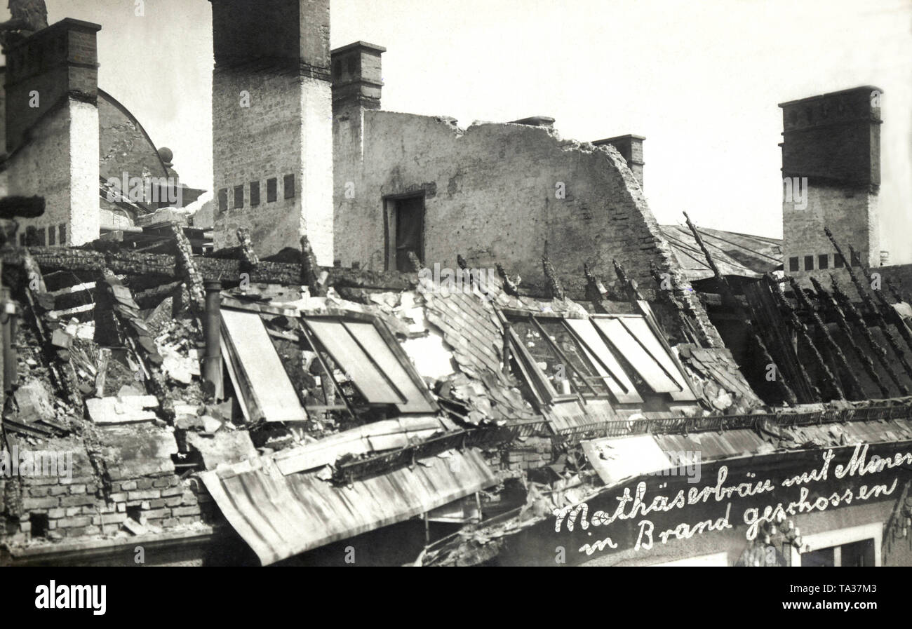 Durante la riconquista di Monaco di Baviera le truppe del governo distrutto il tetto timbering del Mathaeserbraeu in Kaufingerstrasse, la sede dei sostenitori della repubblica sovietica. Foto Stock