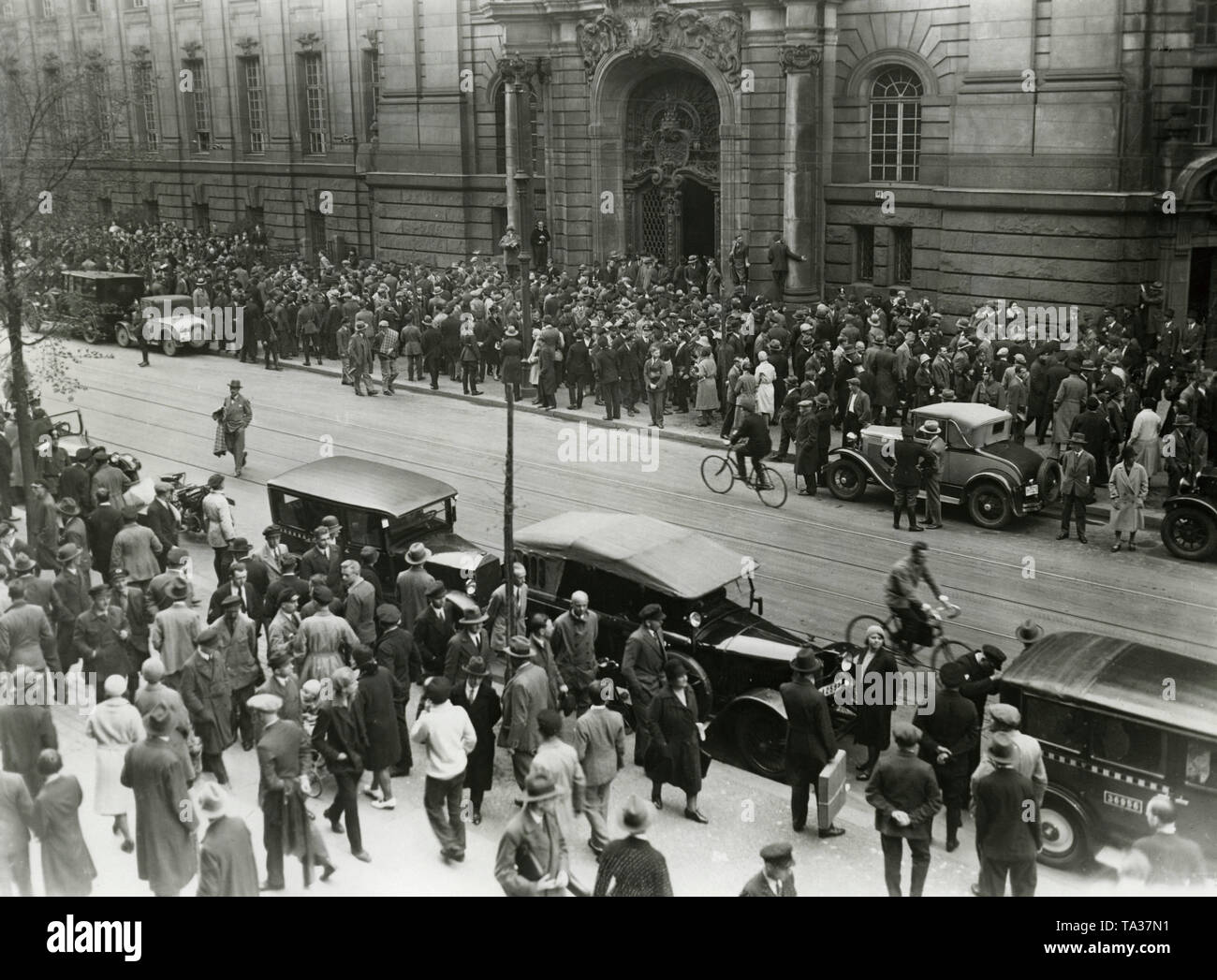 Centinaia di spettatori sono in attesa al di fuori della Corte penale Moabit per l arrivo di testimoni. In questo giorno Adolf Hitler è stato invitato come testimone in Eden Dance Palace di prova. Foto Stock