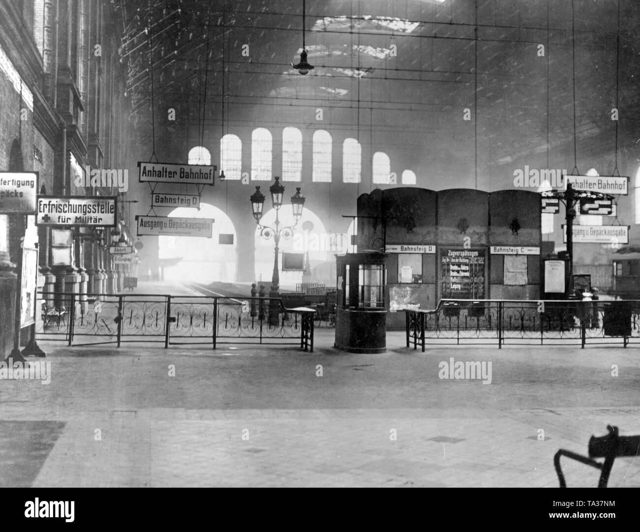 A causa di uno sciopero, il traffico passeggeri è stata interrotta. L'Anhalter Bahnhof di Berlino non vi è vuoto dopo la partenza dell'ultimo treno. Foto Stock