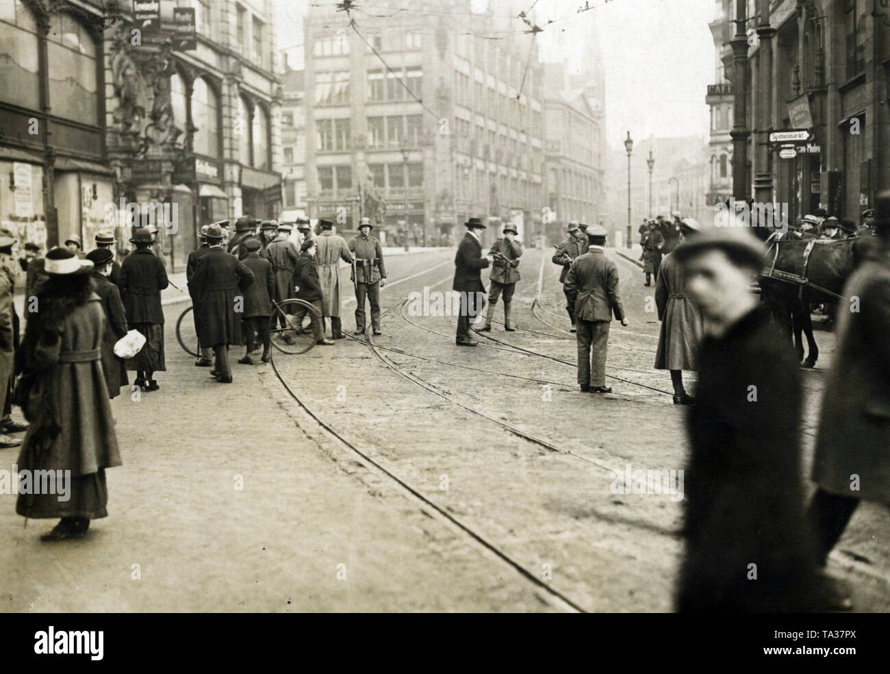 Soldati Freikorp chiudere il ponte Gertrauden al Spittelmarkt. A causa della Berlino marzo combatte in parti della città, i soldati di guardia piazze importanti e ponti. Foto Stock