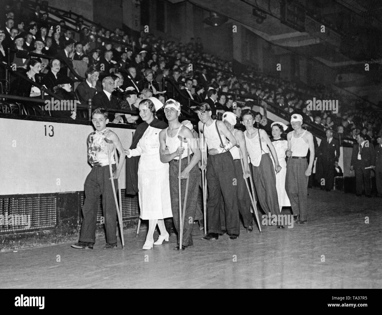 Foto di un gruppo di attori, che hanno il compito di eseguire un gioco circa le sofferenze delle vittime della guerra civile spagnola a 15.000 spettatori al Madison Square Garden di New York. L'evento, organizzato dal Comitato Americano per il rilievo di spagnolo, ha guadagnato mezzo milione di dollari USA il 20 maggio 1937. Il denaro è stato distribuito in Spagna con l aiuto della Croce Rossa Internazionale. Foto Stock