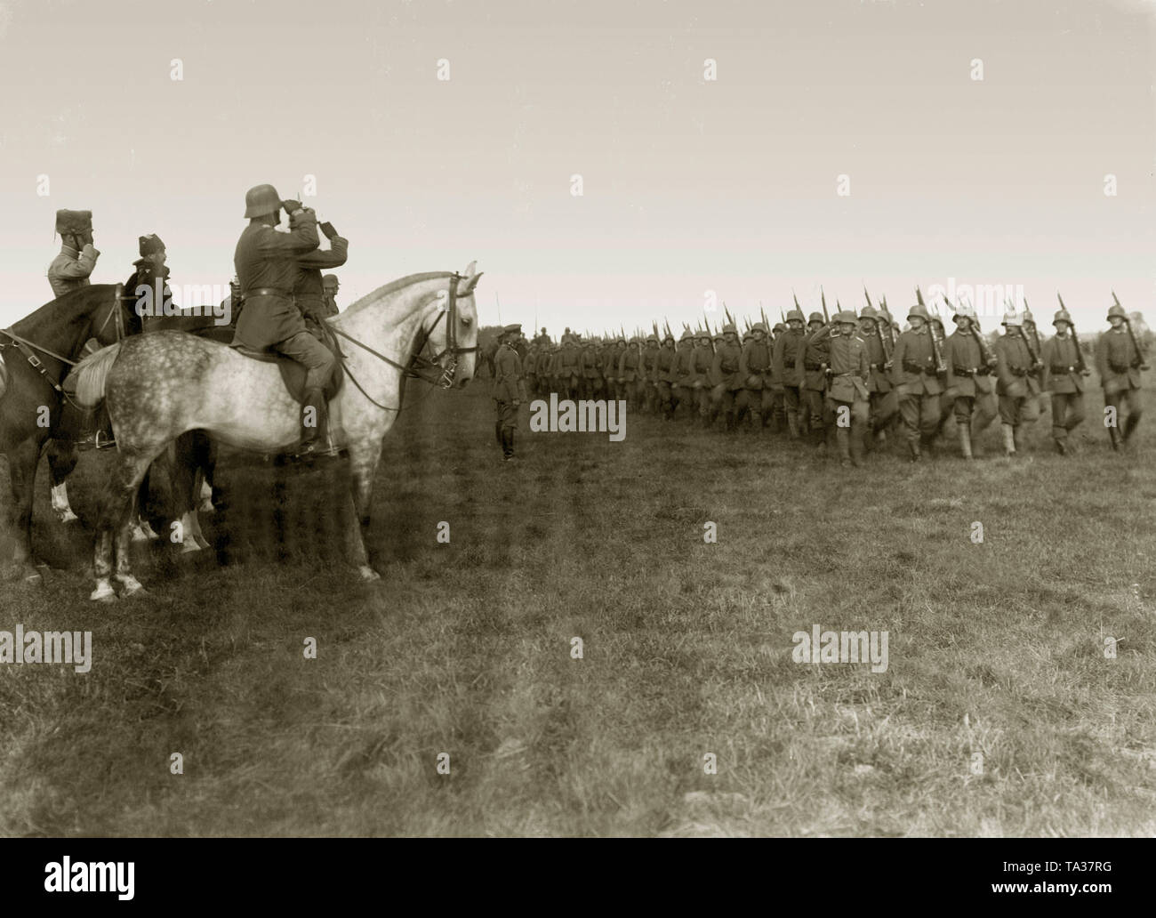 Membri dei Freikorps " Ferro divisione", un gruppo di volontari formato da tedeschi e Tedeschi del Baltico durante il Mar Baltico la guerra di indipendenza, sfilano davanti ai loro comandanti e ufficiali, tra cui il comandante dell'Occidente Esercito di Liberazione Russo Principe Pavel Bermondt-Avalov (secondo da sinistra con il nero cosacco pac) e il comandante in capo di tutte le truppe tedesche nei paesi baltici, Ruediger generale von der Goltz (sinistra nascosto, con casco spiked). Foto Stock