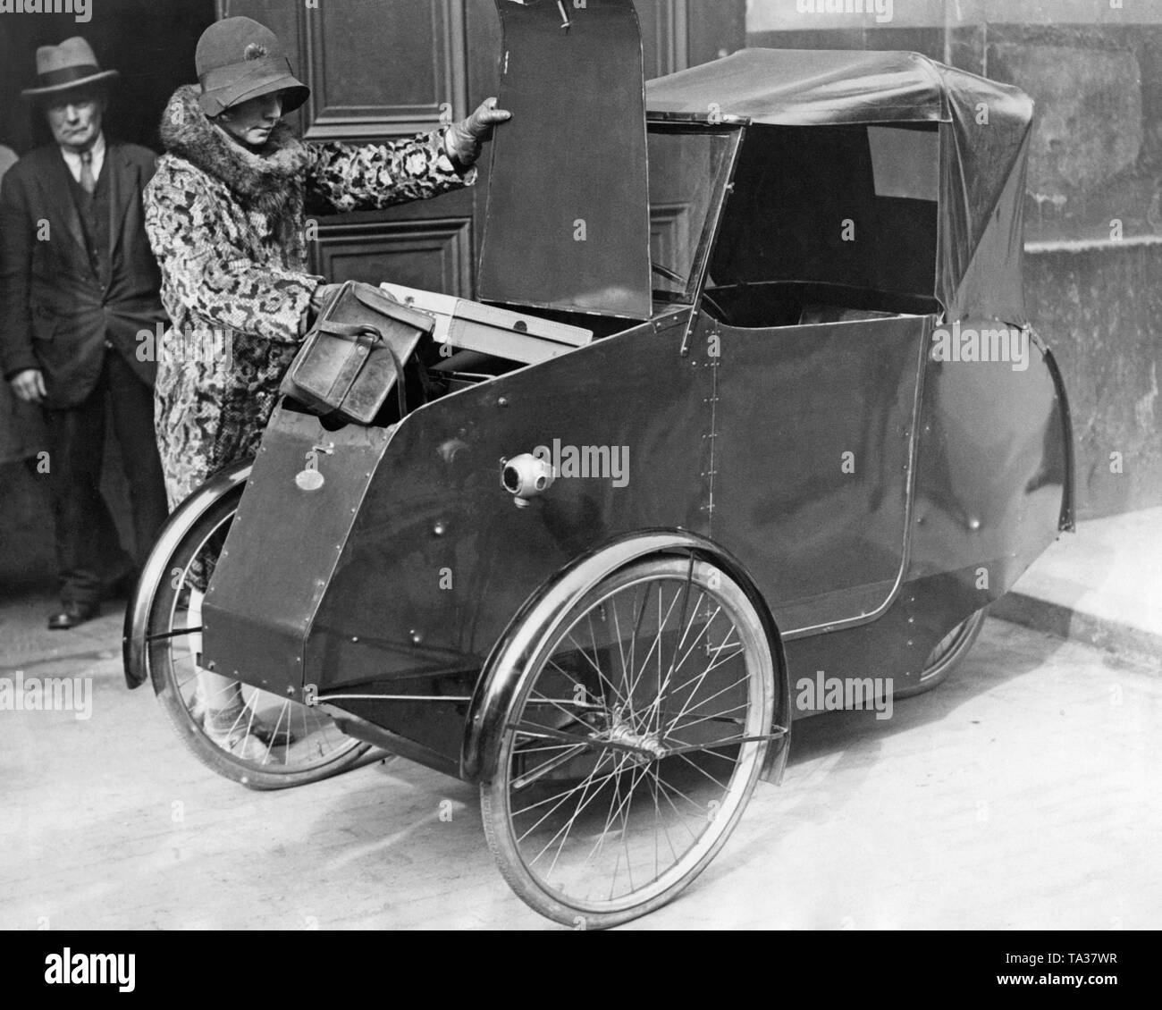 Un pedale azionato auto a Londra. La vettura aveva tre navate, un freno a mano e offerta di spazio di storage "sotto il coperchio di motore'. Foto Stock