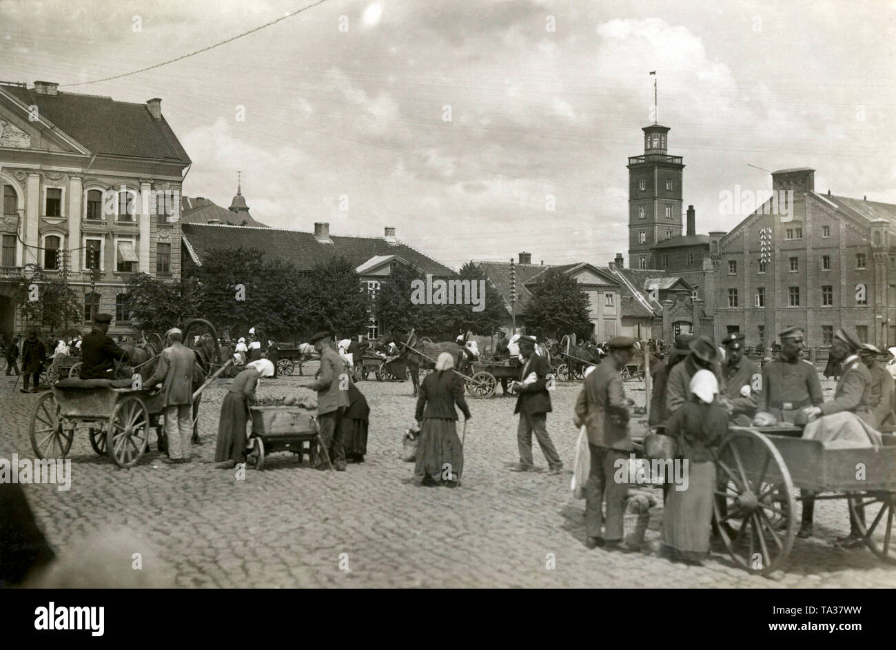 Vista di una piazza del mercato di un villaggio nel Baltico durante il Baltico Guerre di Indipendenza. I soldati dei Freikorps quando lo shopping. Foto Stock