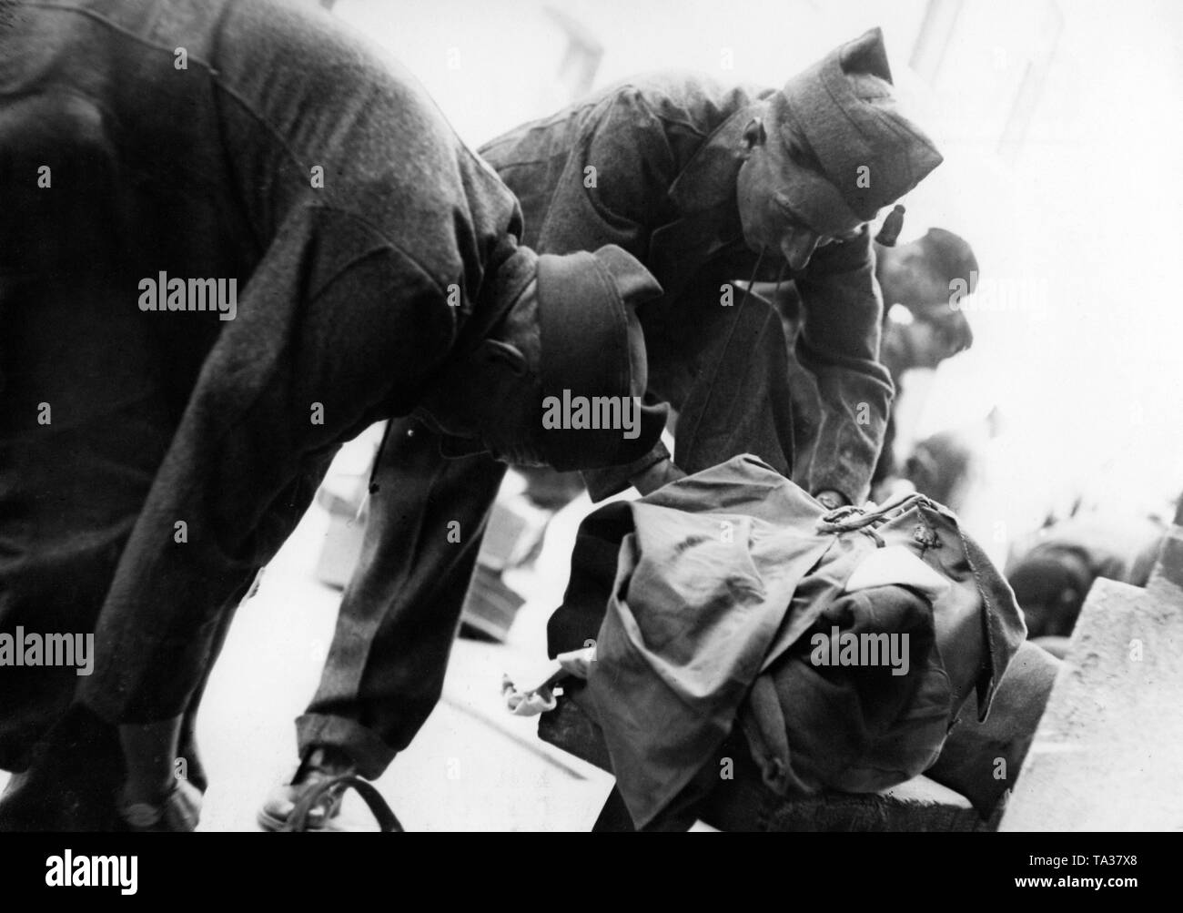 Il francese di prigionieri di guerra e che sono stati rilasciati per motivi di salute dalla prigionia e ora vengono rimpatriati, arrivano in Chalon-sur-Marne a franco-tedesco di linee di demarcazione. Foto Stock