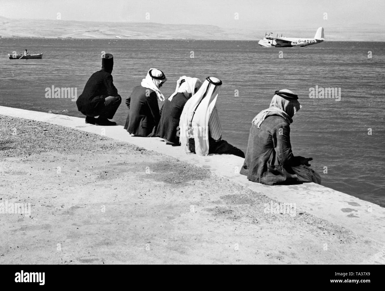 Il corto S.23 dirigibile G-ADVD "Challenger" di Imperial Airways London atterra sul mare di Galilea. Foto Stock