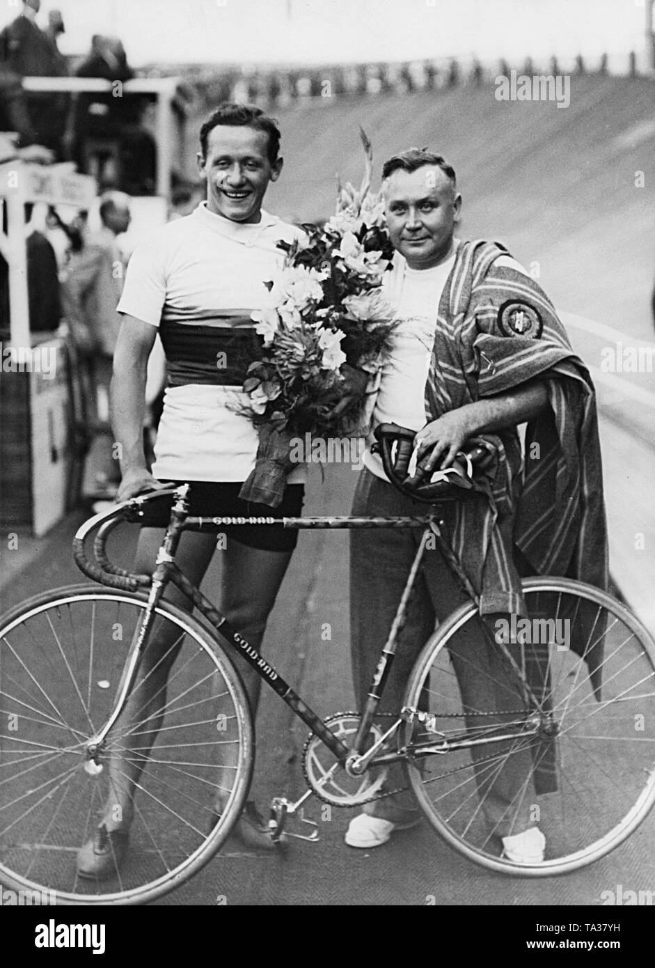 Il ciclista tedesco Toni Merkens immediatamente dopo la sua vittoria in Coppa del Mondo di dilettanti a Bruxelles il 18 agosto 1935. Foto Stock