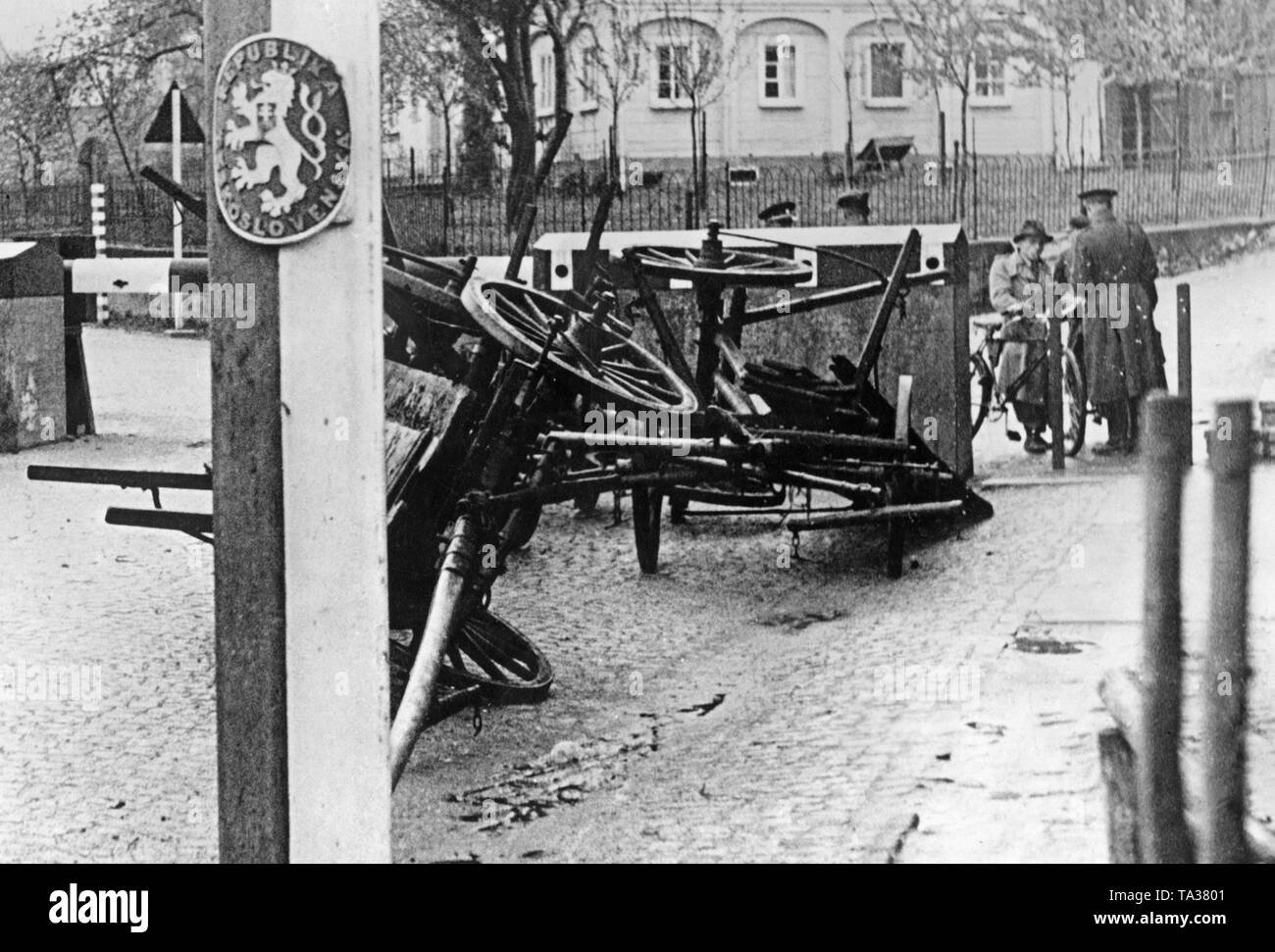 Nel corso della crisi può, Cechi barricade la frontiera di Seifhennersdorf con carri capovolta. Dopo la relazione sui movimenti di truppe della Wehrmacht in Sassonia e Baviera, il governo ceco ha deciso per una mobilitazione parziale nel Sudetenland crisi. Foto Stock