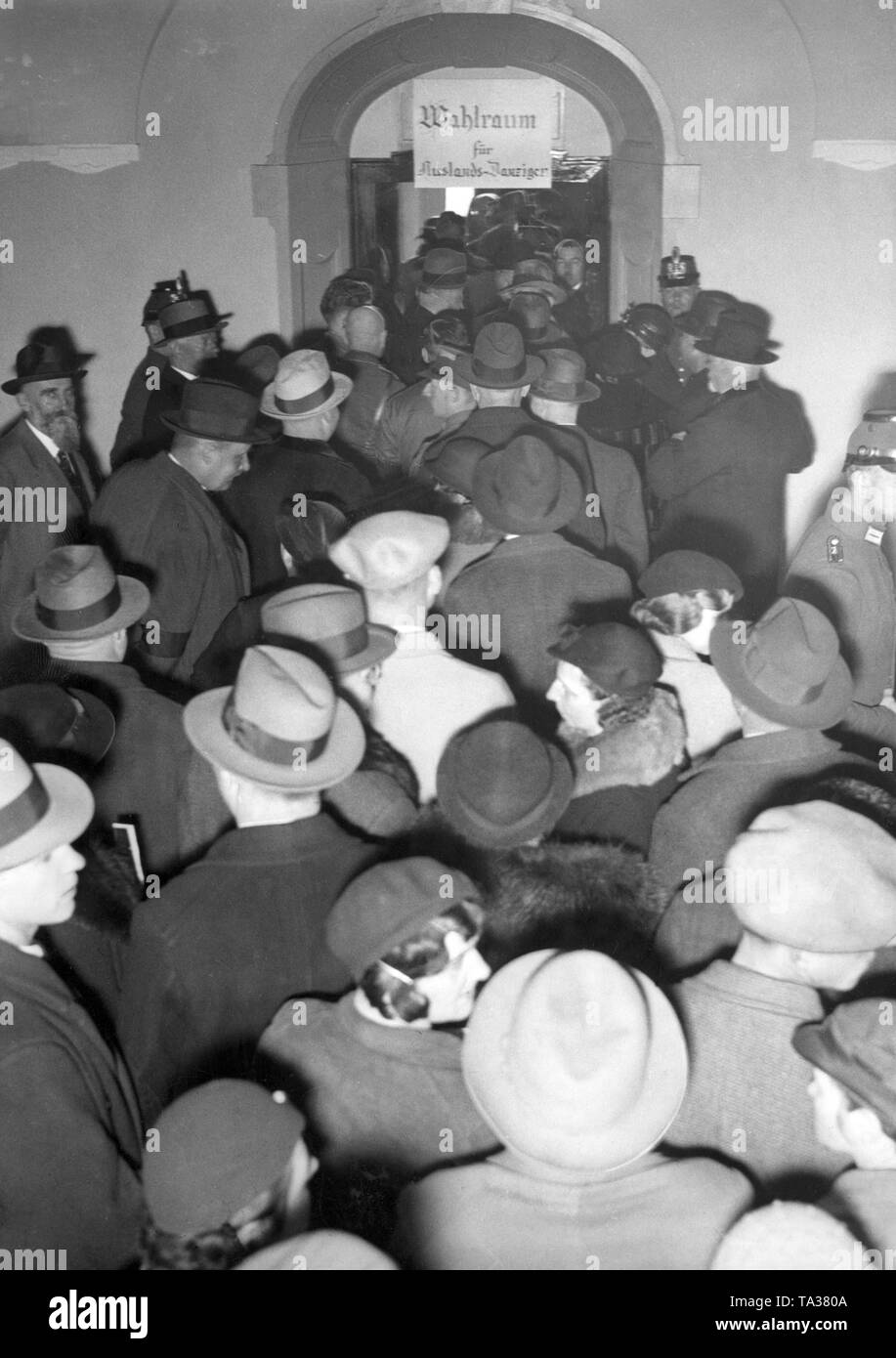 Foto della coda nella parte anteriore della stazione di polling per i cittadini stranieri di Danzica (persone che non sono state registrate in Gdansk). Nelle ultime elezioni della libera città di Danzica, il NSDAP non ha ottenuto la maggioranza dei due terzi. Così, il coordinamento è stato impedito. Foto Stock