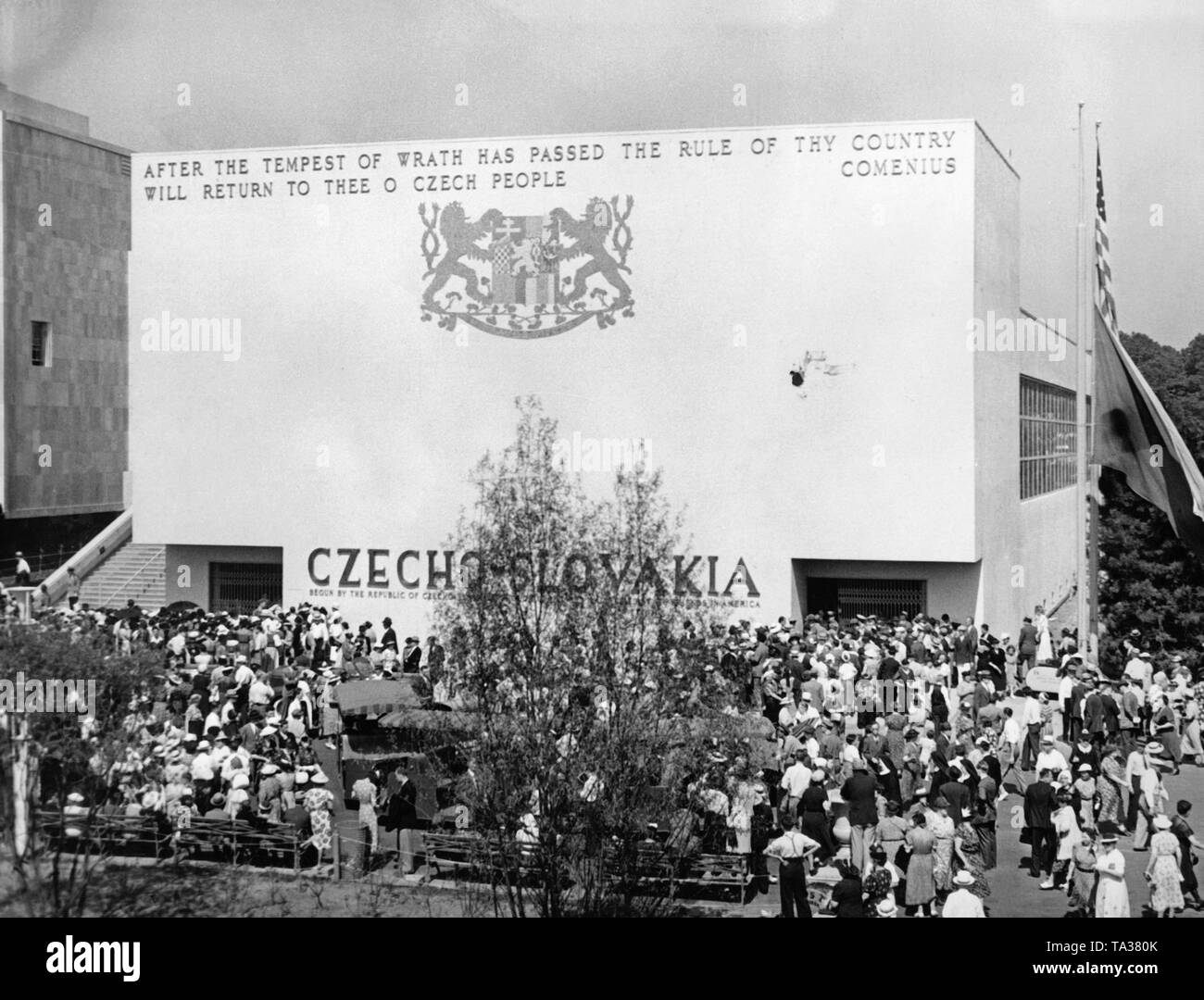 Vista esterna del padiglione cecoslovacca al alla fiera mondiale di New York, 1939. L'apertura del padiglione che ha avuto luogo il 30 maggio 1939, con la bandiera Ceca soffiando a mezz asta, come un segno di lutto in occasione delle truppe tedesche di attaccare il paese. Foto Stock