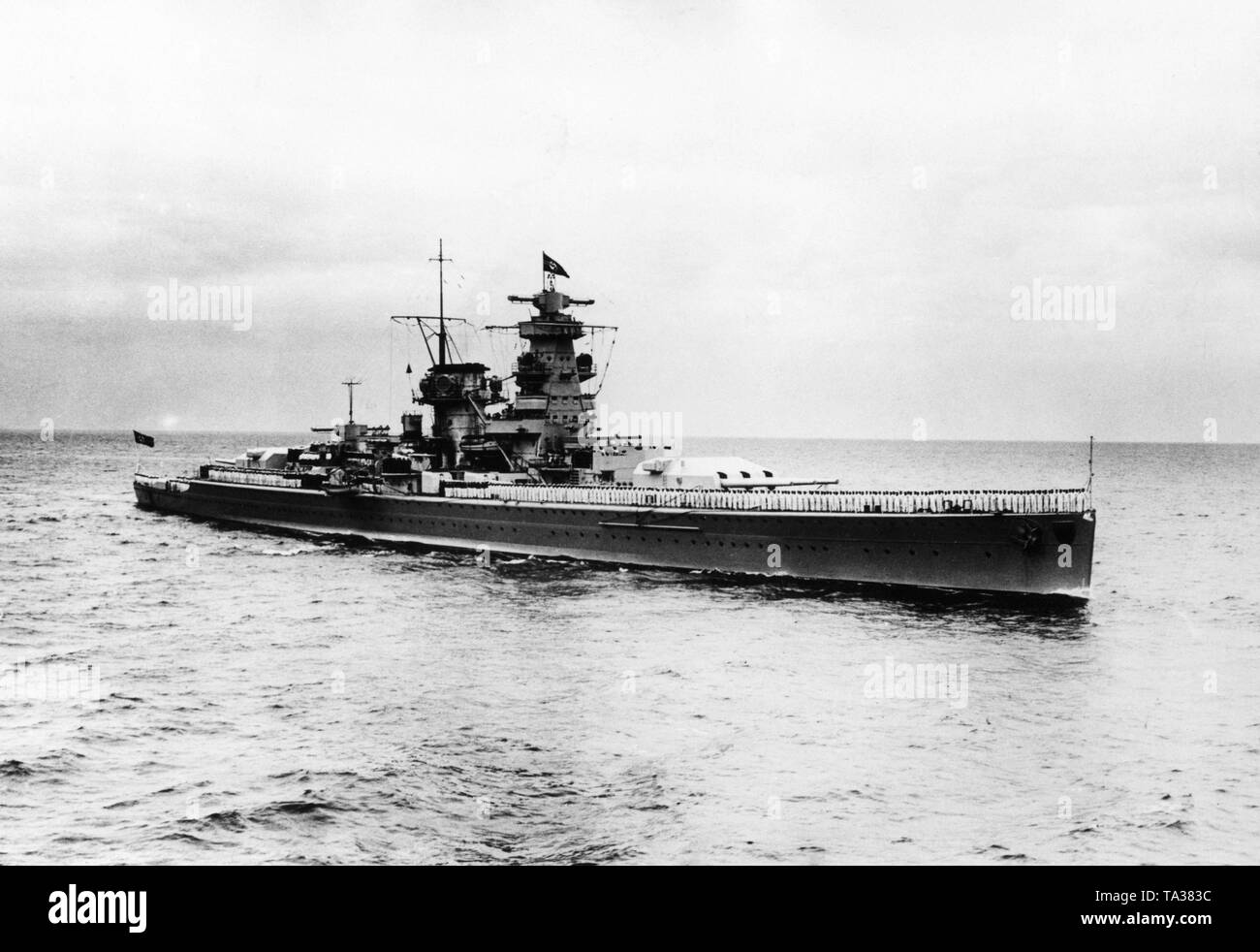 Flotta parade, molto probabilmente vicino a Kiel in occasione del ventesimo anniversario della battaglia dello Jutland. I marinai sulla nave corazzata 'Admiral Scheer' sono nella posizione di parata, mentre passa dalla aviso 'griglia', da dove questa foto è stata scattata. Foto Stock