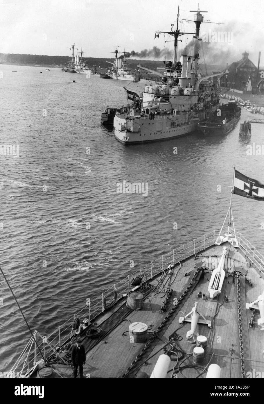 In corrispondenza della molla esercita della Reichsmarine (Marina), la flotta tedesca si sono riuniti a Swinoujscie. La foto mostra (dalla parte anteriore a quella posteriore) le canne seguenti: "Schleswig-Holstein", "Hannover", "Hessen' e 'Schlesien'. Foto Stock