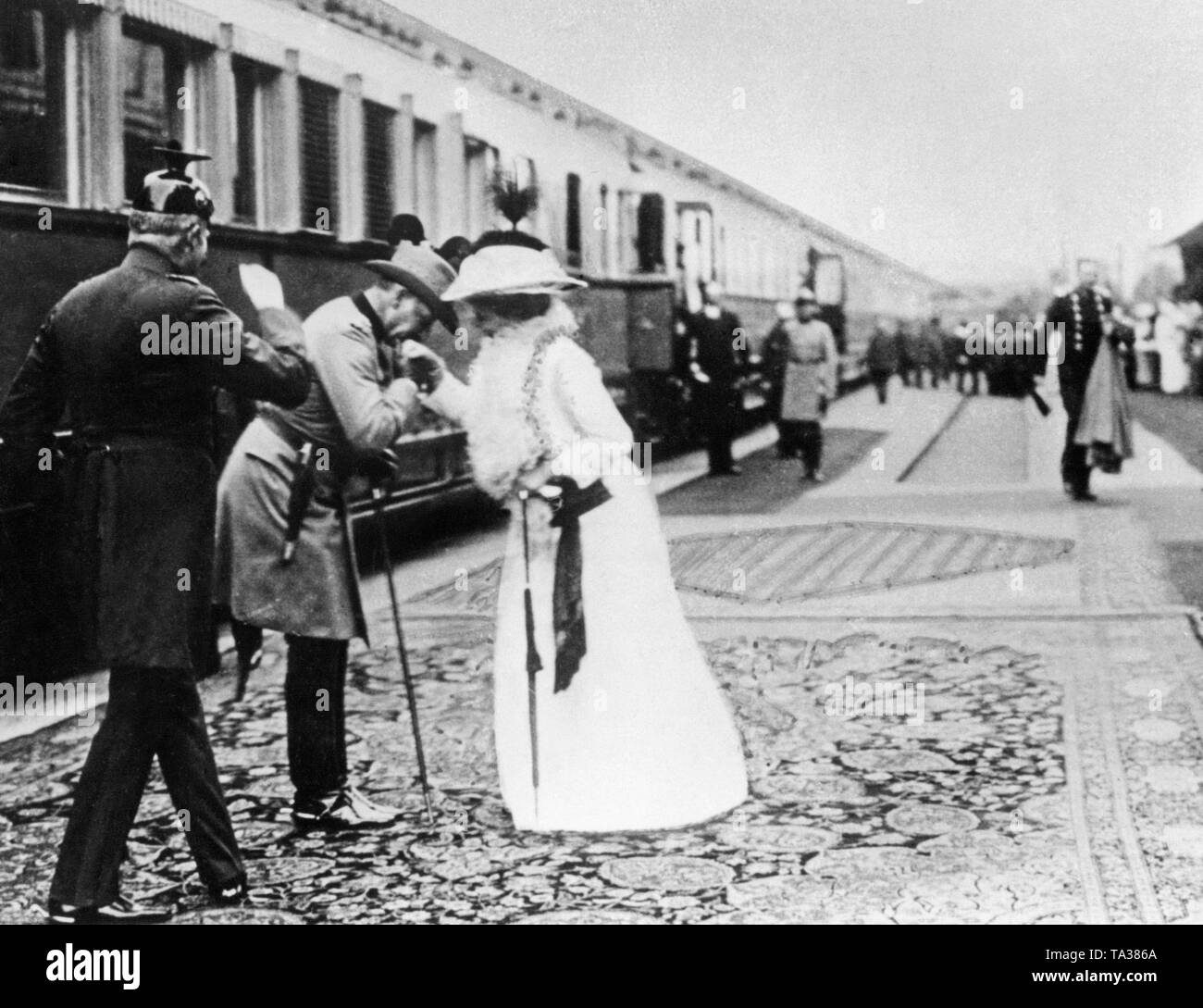 L'imperatore tedesco Wilhelm II (in uniforme di caccia) baci la mano della consorte dell'arciduca Francesco Ferdinando di Austria prima del suo treno speciale alla stazione con il Castello di Konopiste. Foto Stock