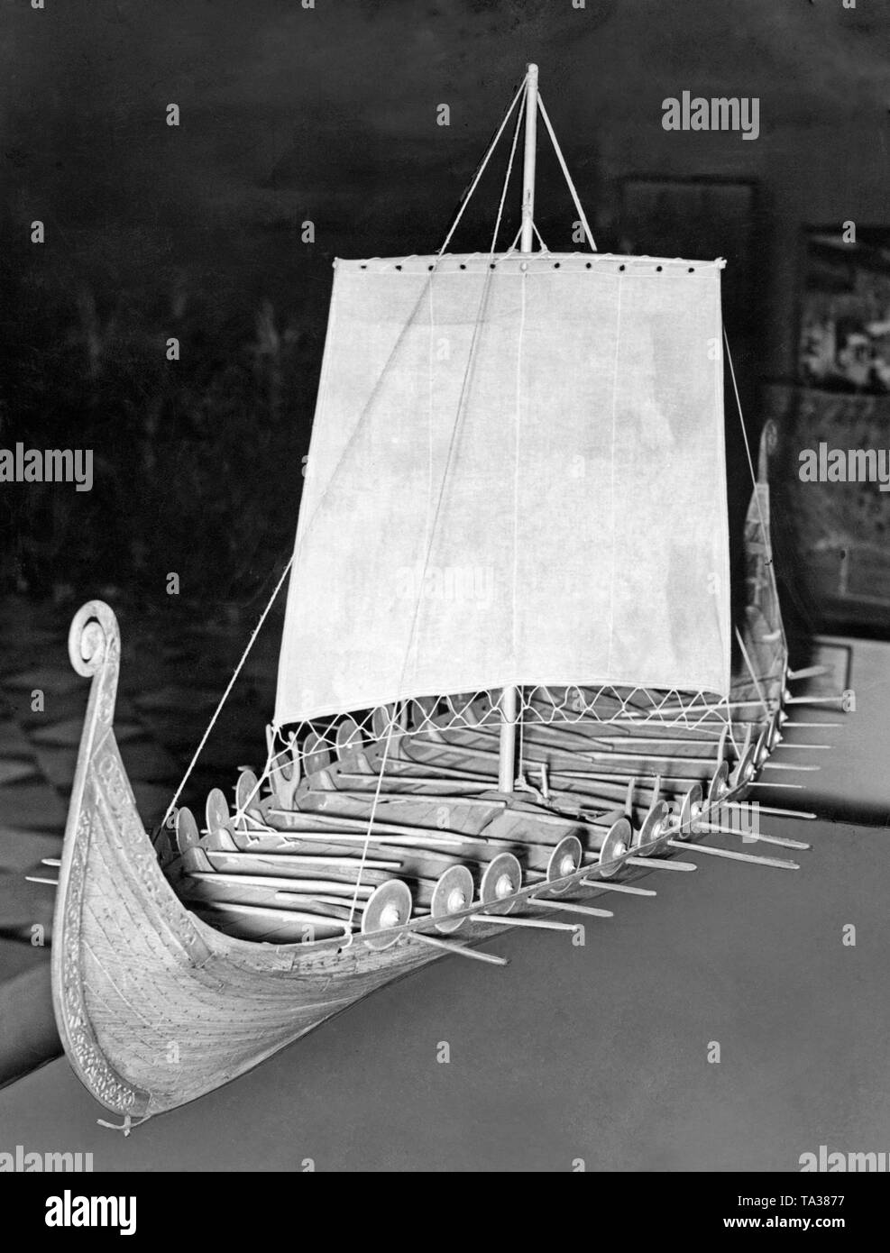 La nave di Oseberg fu scoperto nel 1904 nell'Oslofjord. La nave di Oseberg è considerato il più importante trovare dall'età dei Vichinghi. Il modello è stato parte di una mostra presso la Technische Hochschule Berlin Charlottenburg. Foto Stock