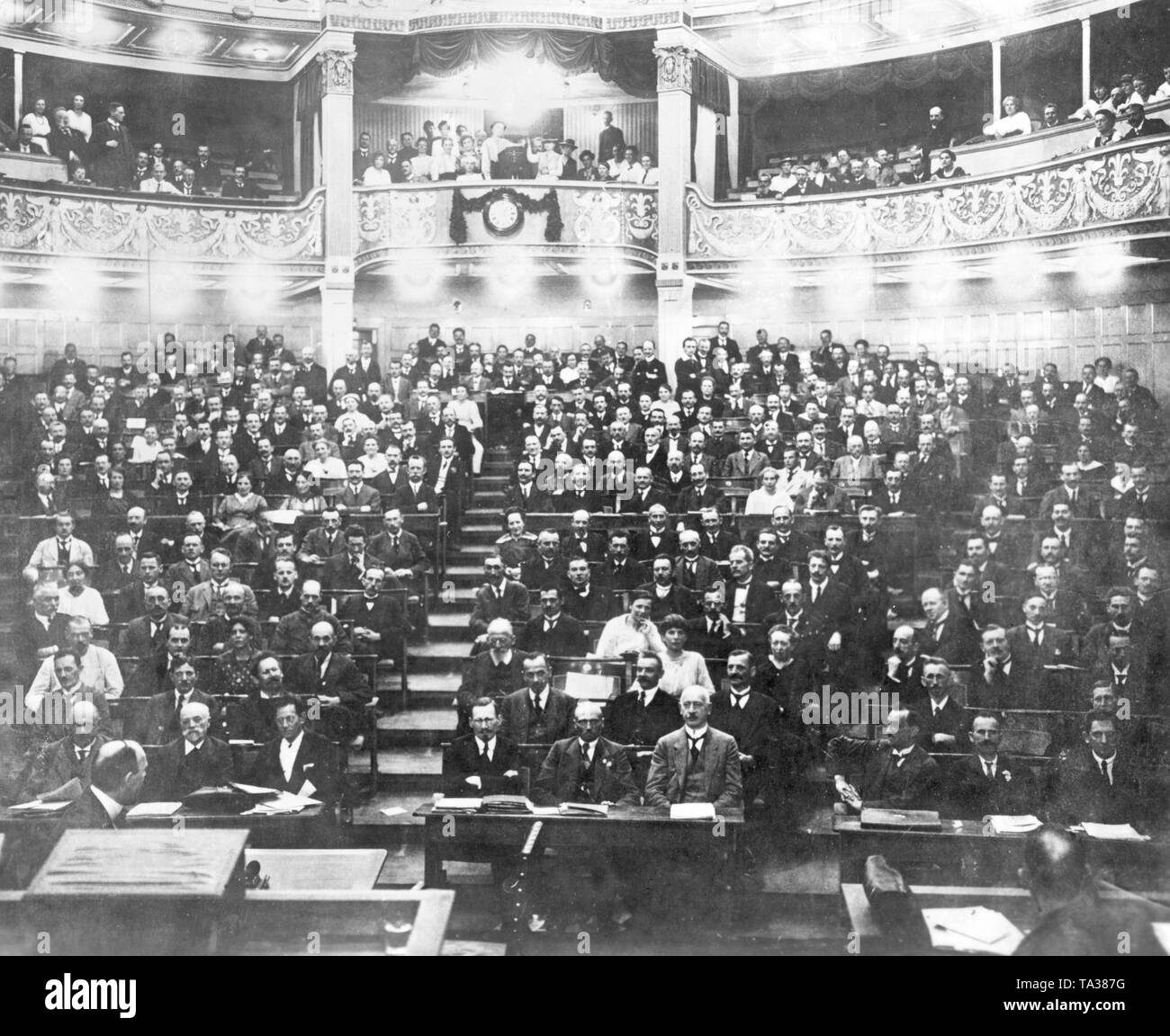 Durante il costituente incontro nazionale di Weimar, sociale deputati democratici riuniti nella sala riunioni del Teatro Nazionale. Foto Stock