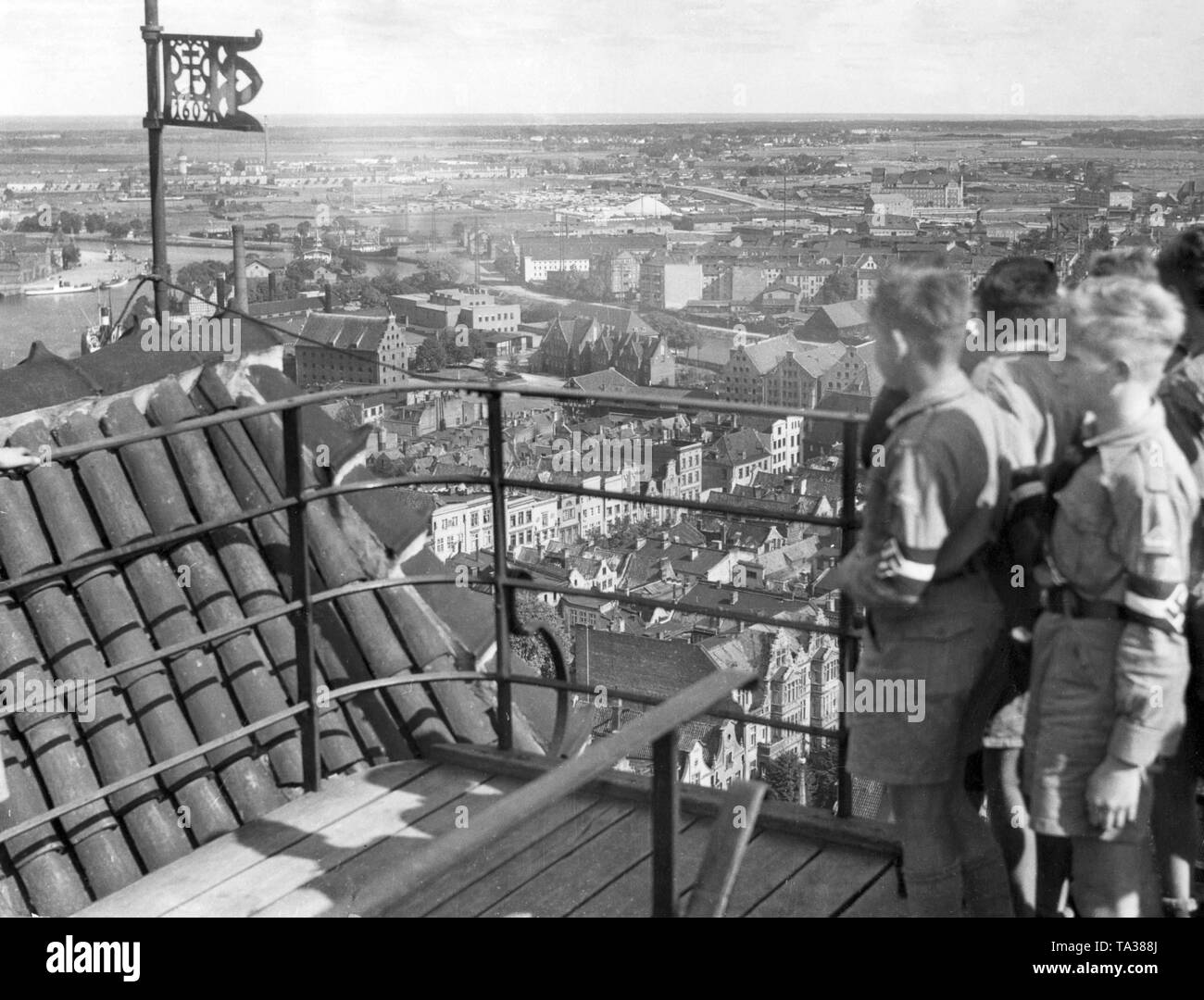 I ragazzi della Gioventù Hitleriana stand nella torre della chiesa di St. Mary e guardare su di Danzica. Foto Stock